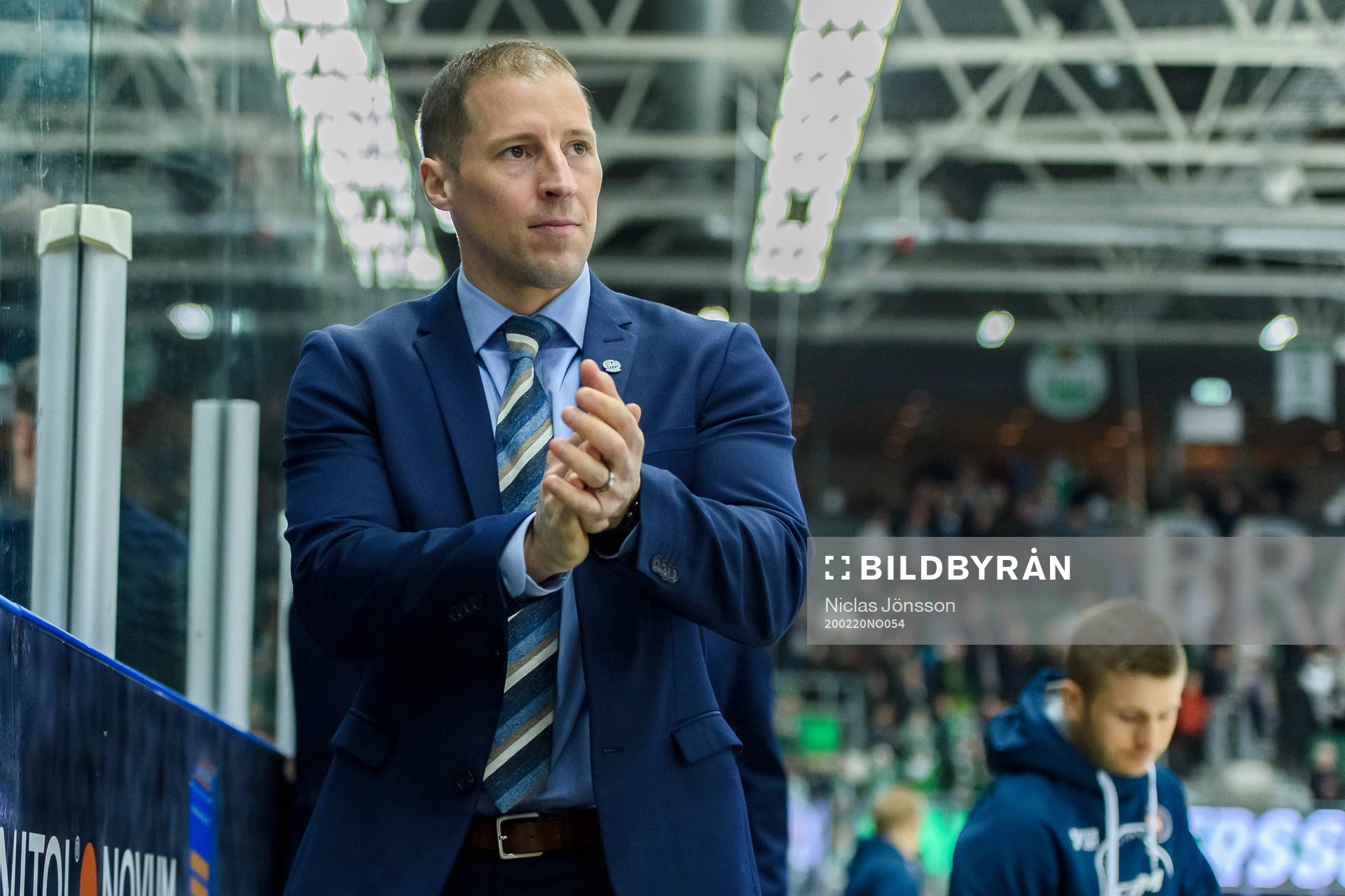 Rögles tränare Cam Abbott jublar