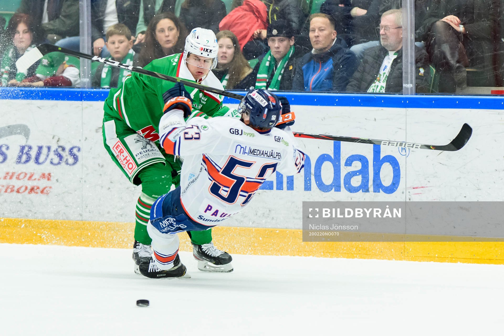 Rögles Erlend Lesund  tacklar Växjös Marcus Paulsson