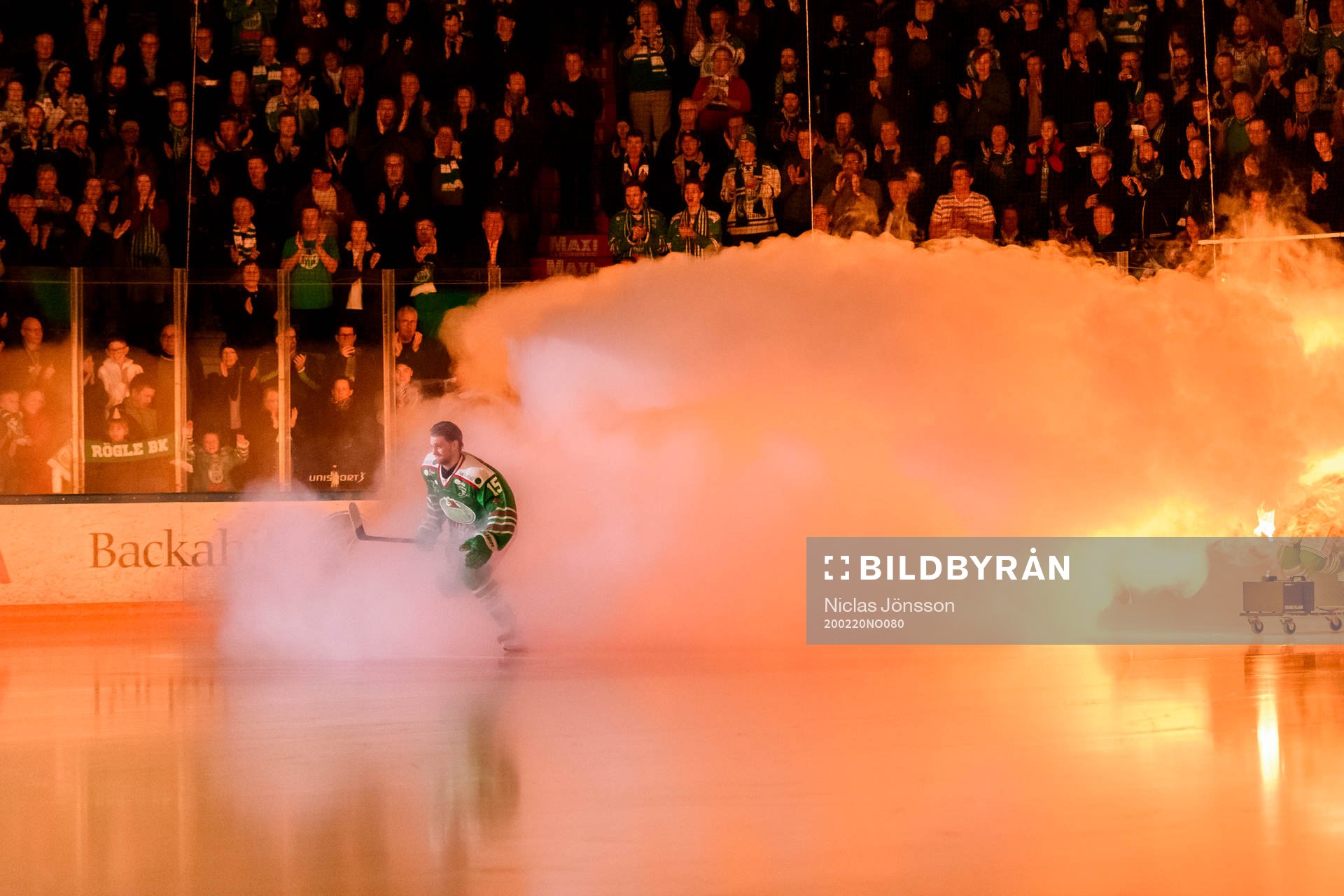 Rögles Simon Ryfors inder intro innan ishockeymatchen i
