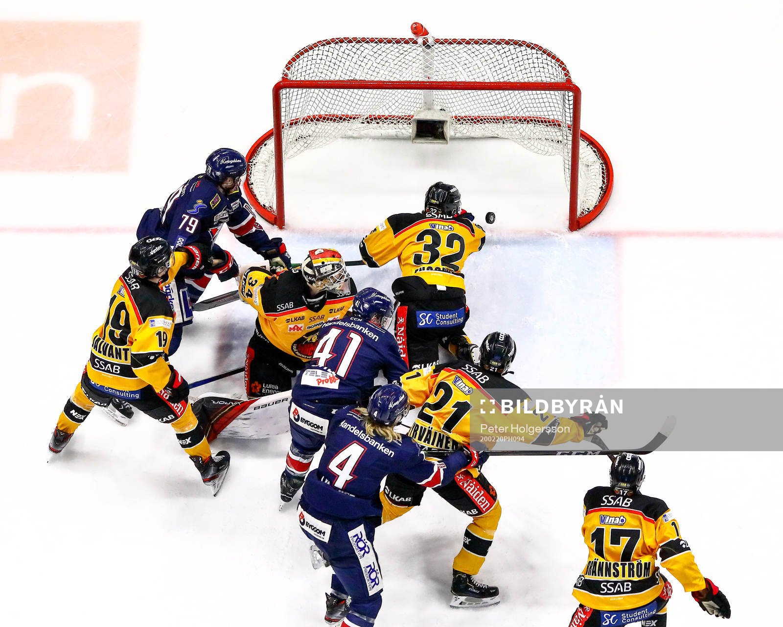 Luleås Oscar Engsund försöker stoppa pucken vid mål 1-1