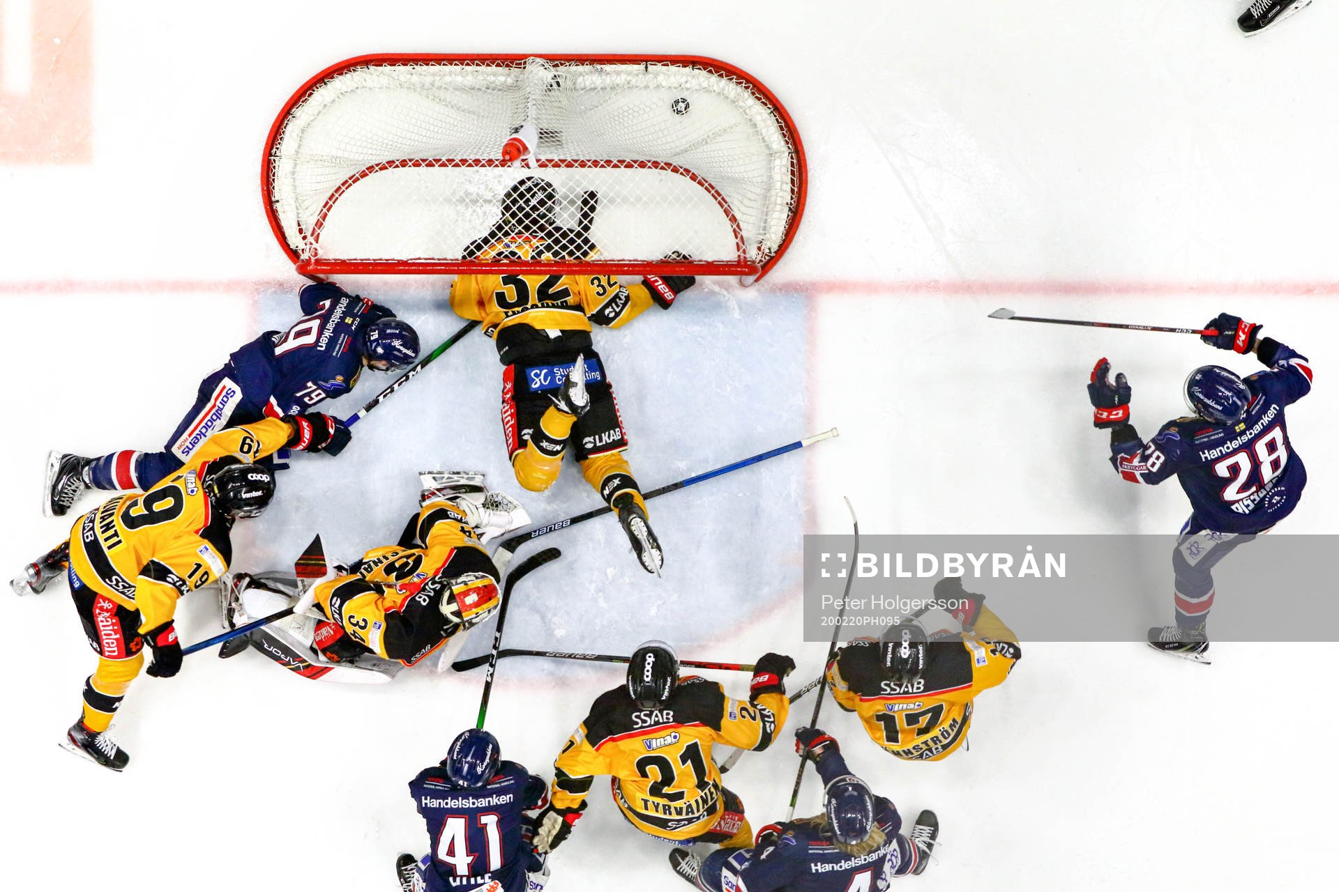 Luleås Oscar Engsund försöker stoppa pucken vid mål 1-1