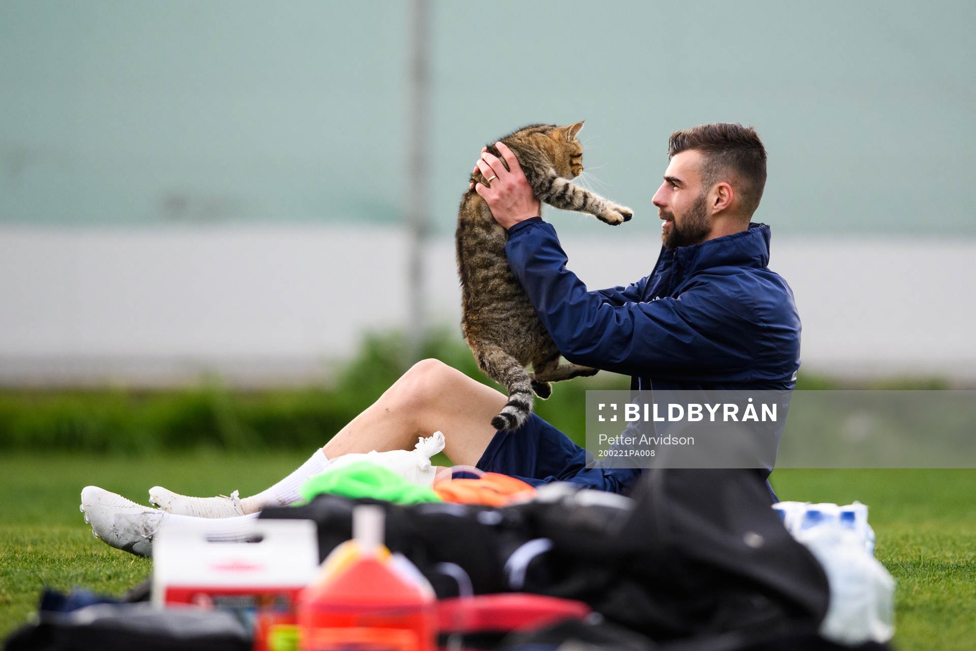 Egzon Bejtulai leker med en katt