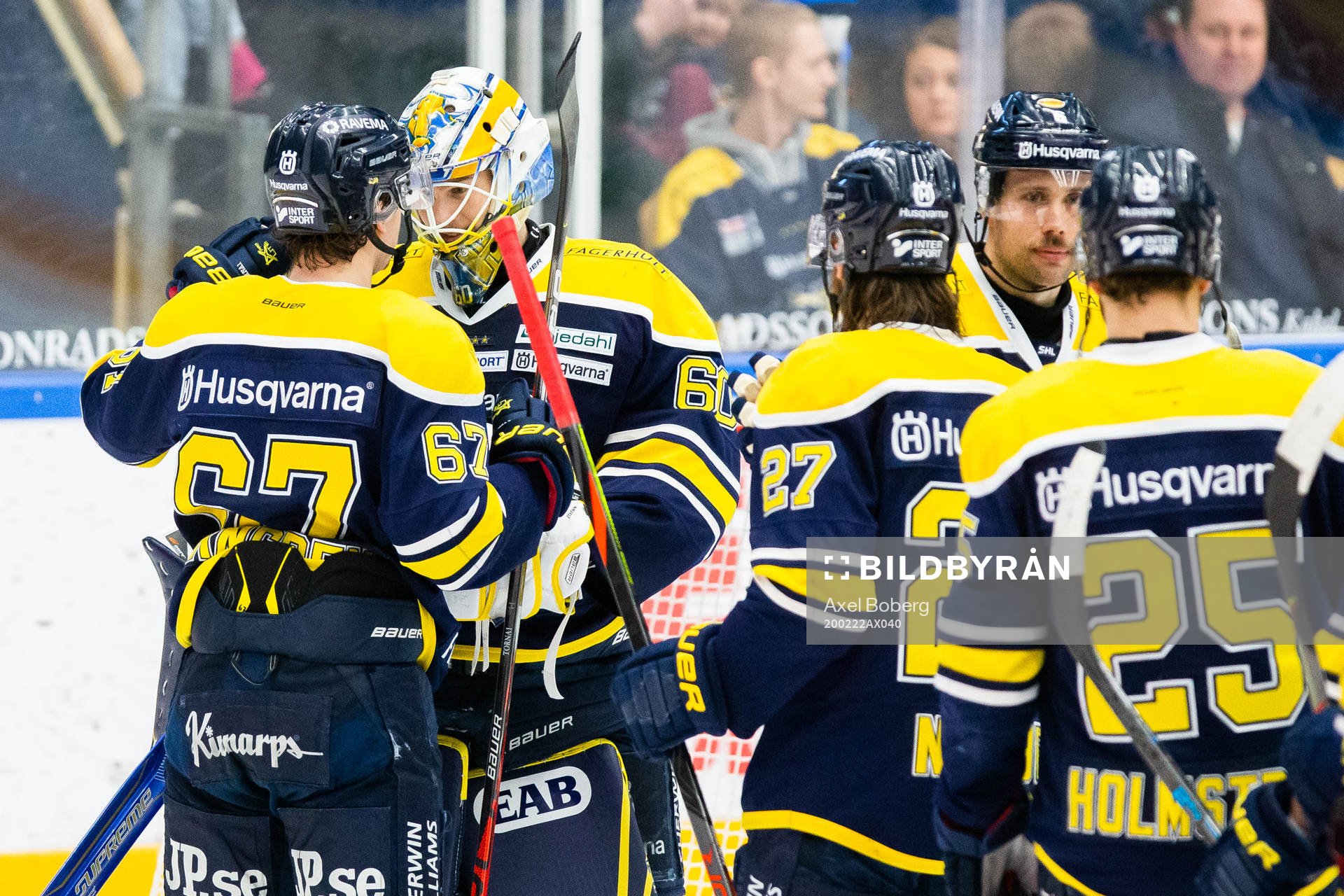 s Christoffer Törngren och målvakt Hugo Alnefelt jublar