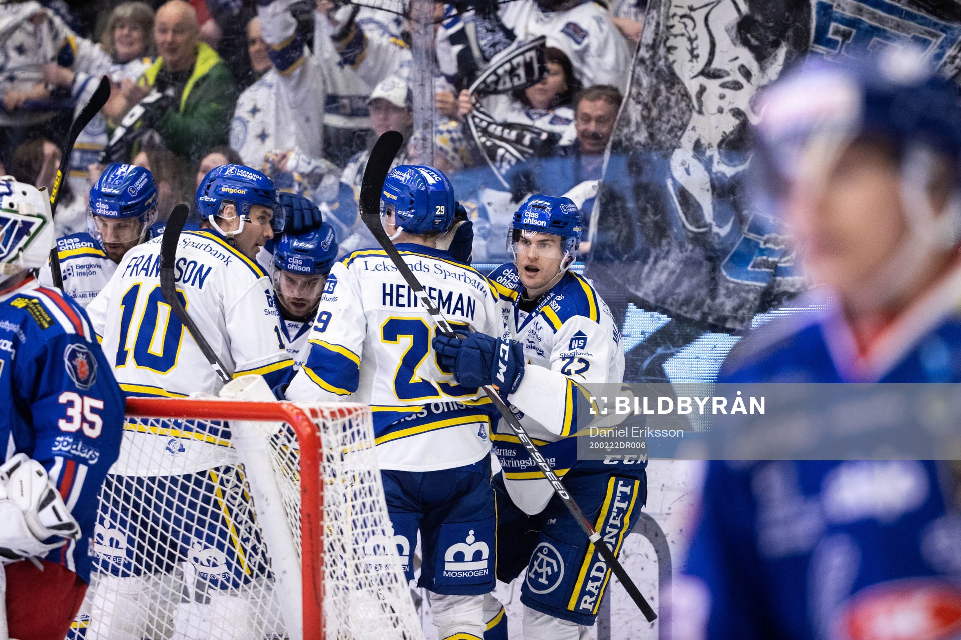 Leksands Sebastian Wännström jublar med lagkamrater