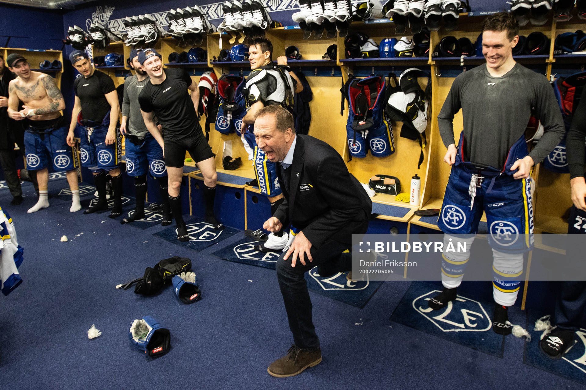 Leksands målvaktstränare Jonas Levén jublar i