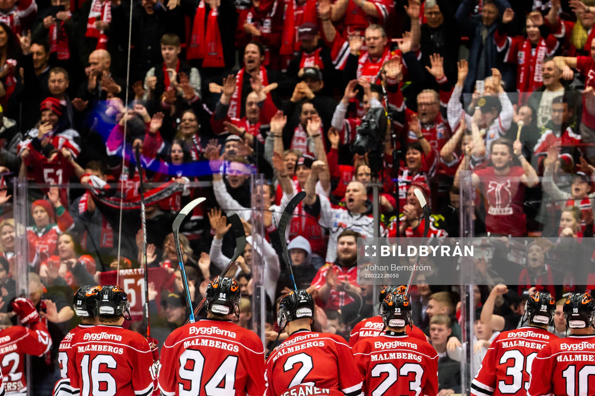 Örebros spelare jublar mot supportar