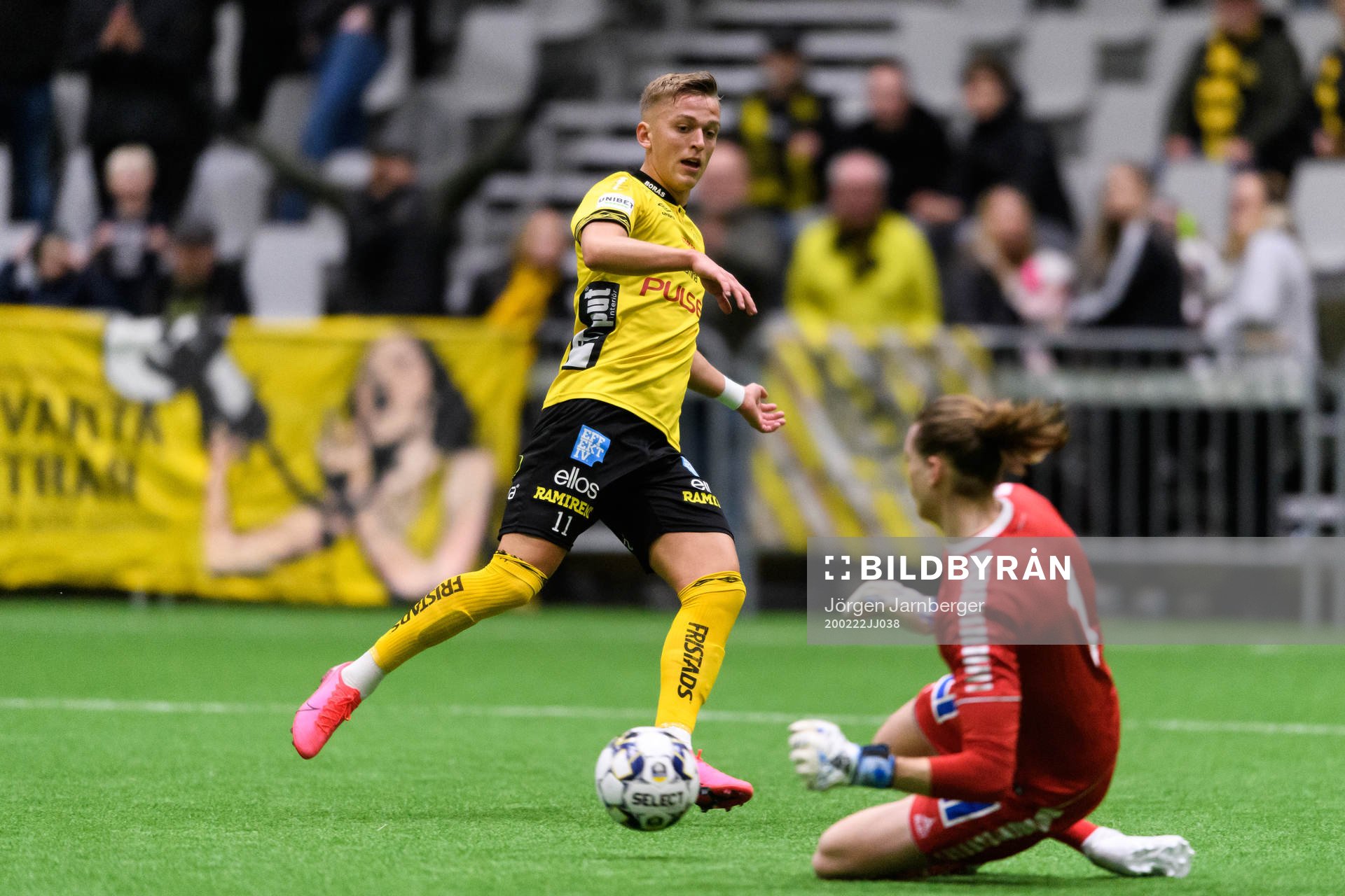 Elfsborgs Jesper Karlsson och Brages målvakt Adrian Engdahl