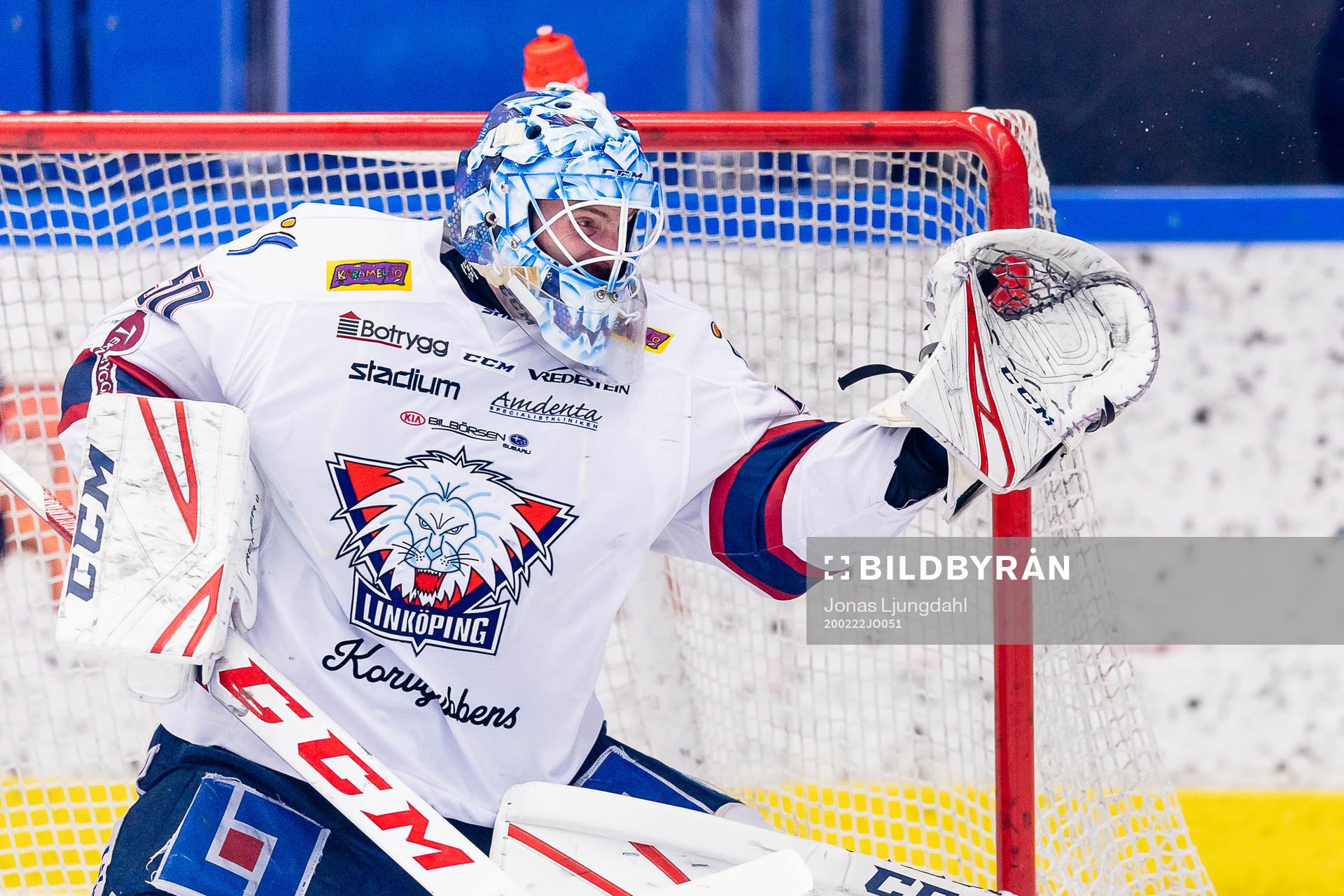 Linköpings målvakt Jonas Gustavsson stoppar en puck i