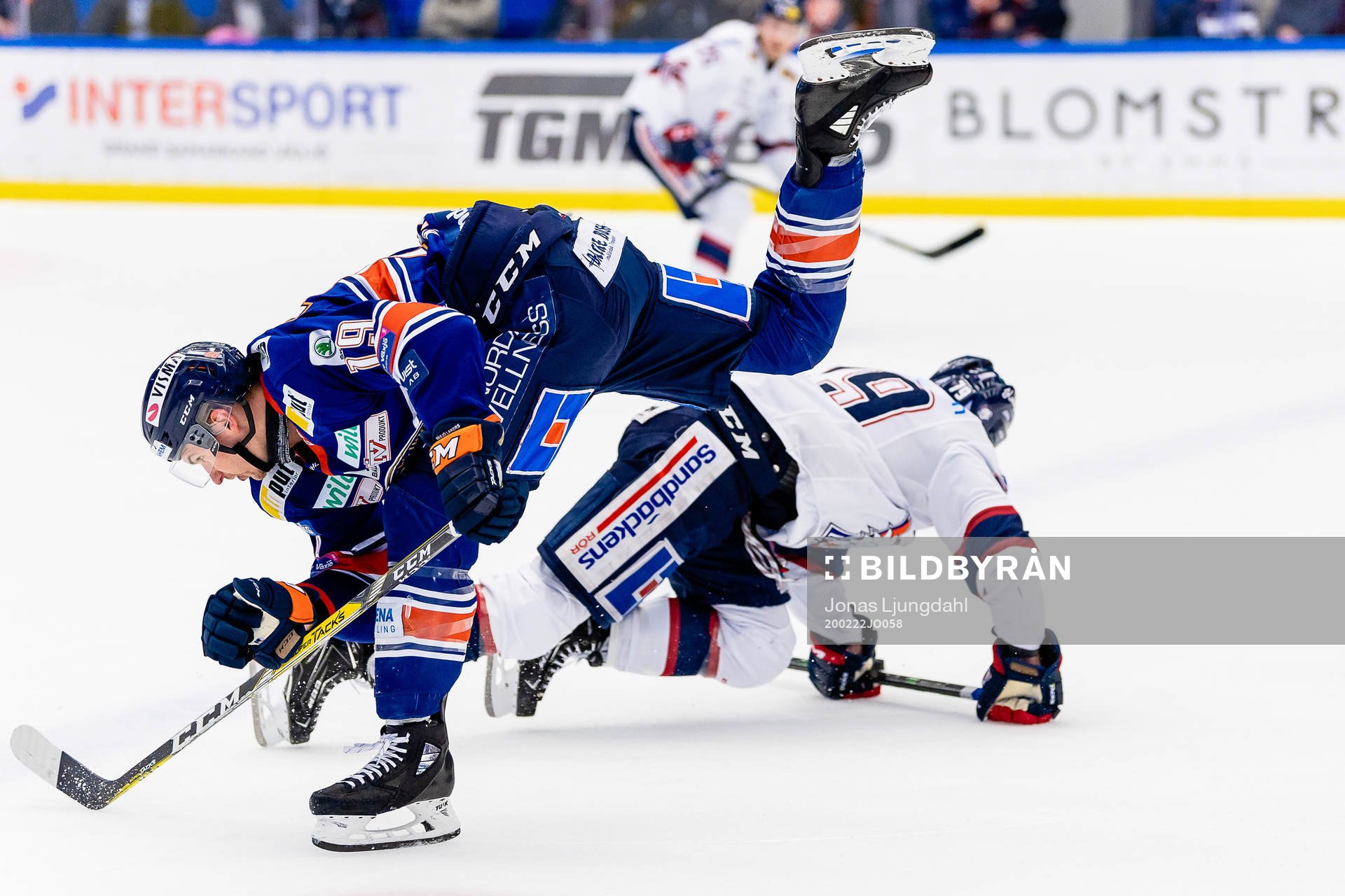 Växjös Casey Bailey tacklar Linköpings Patrik Lundh
