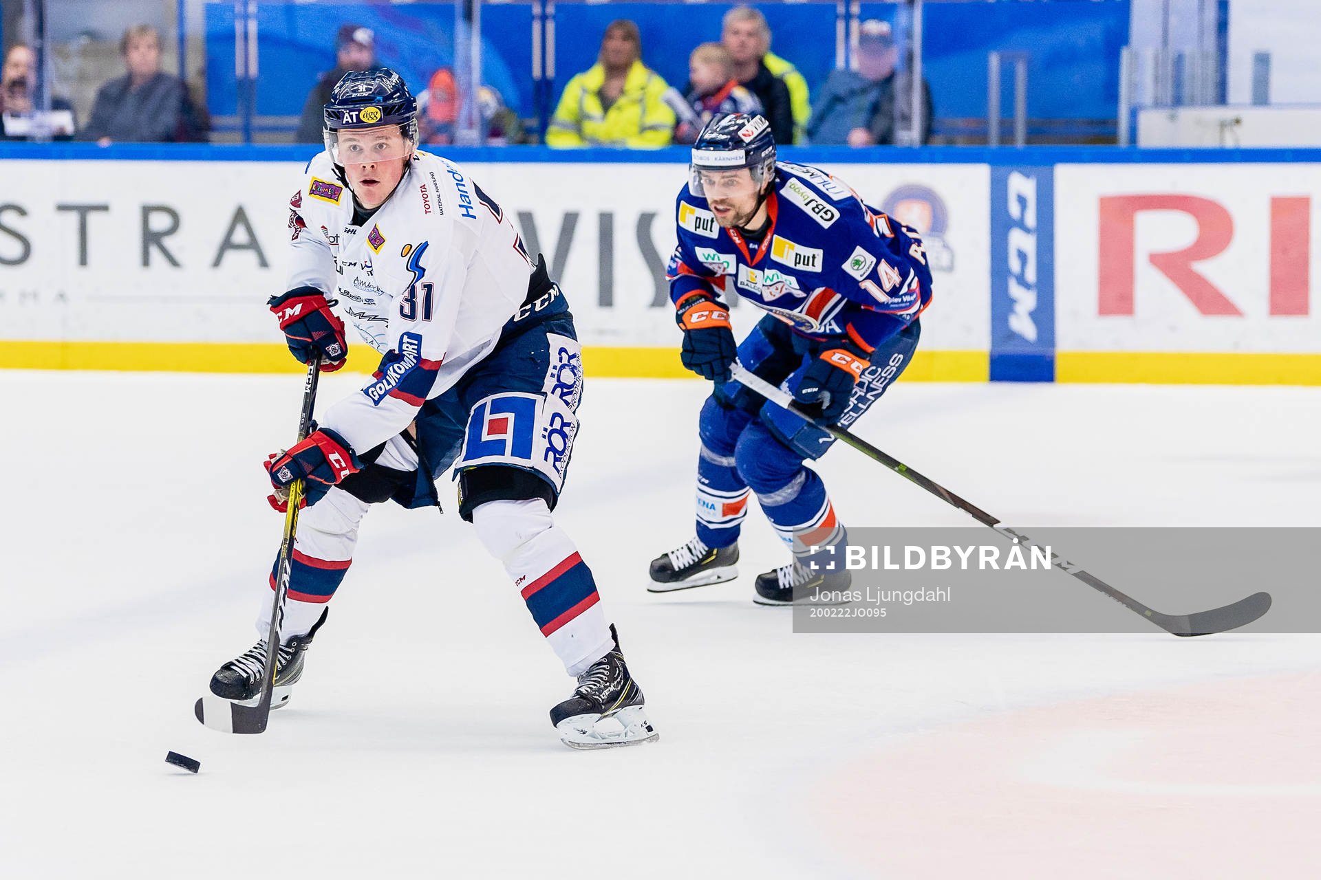 Linköpings Olle Lycksell jagas av Växjös Emil Pettersson