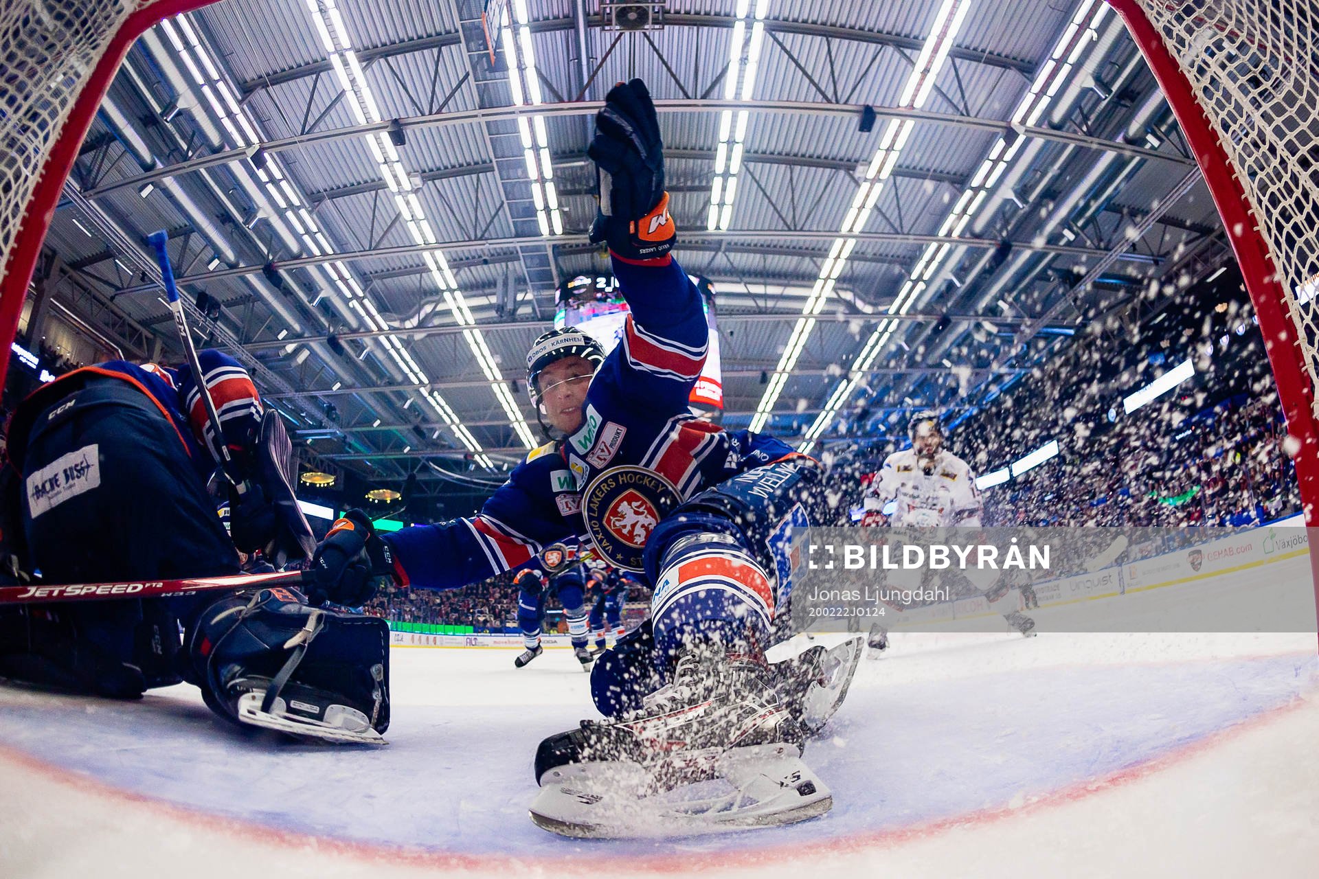 Växjös Oliver Bohm på väg in i eget mål