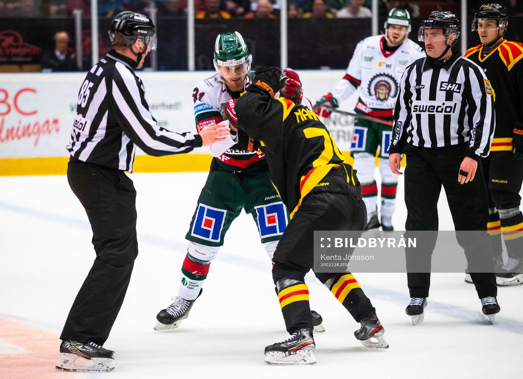 Frölundas Nicklas Lasu och Brynäs Daniel Mannberg i bråk