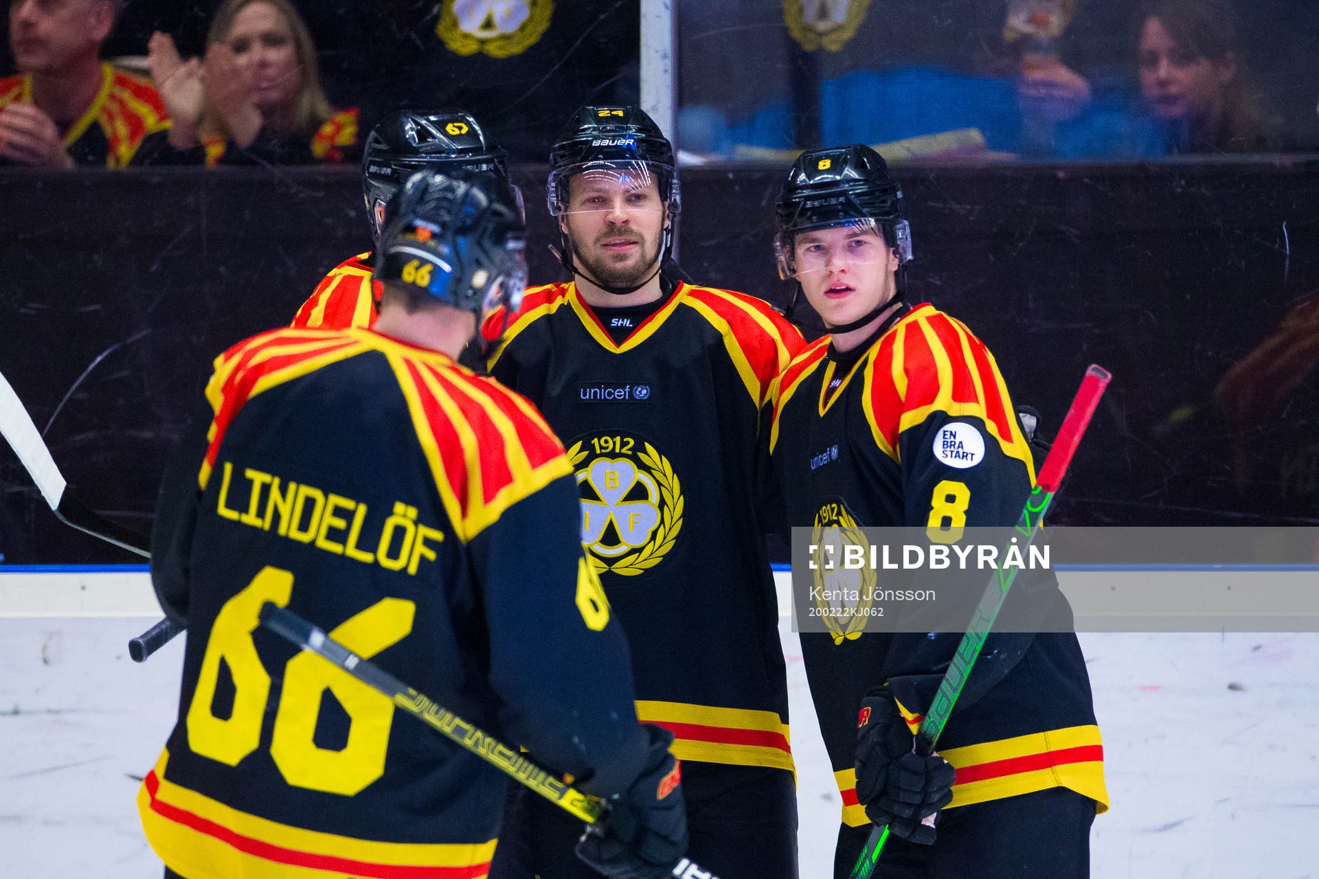 Brynäs Emil Molin jublar med Alexander Lindelöf och