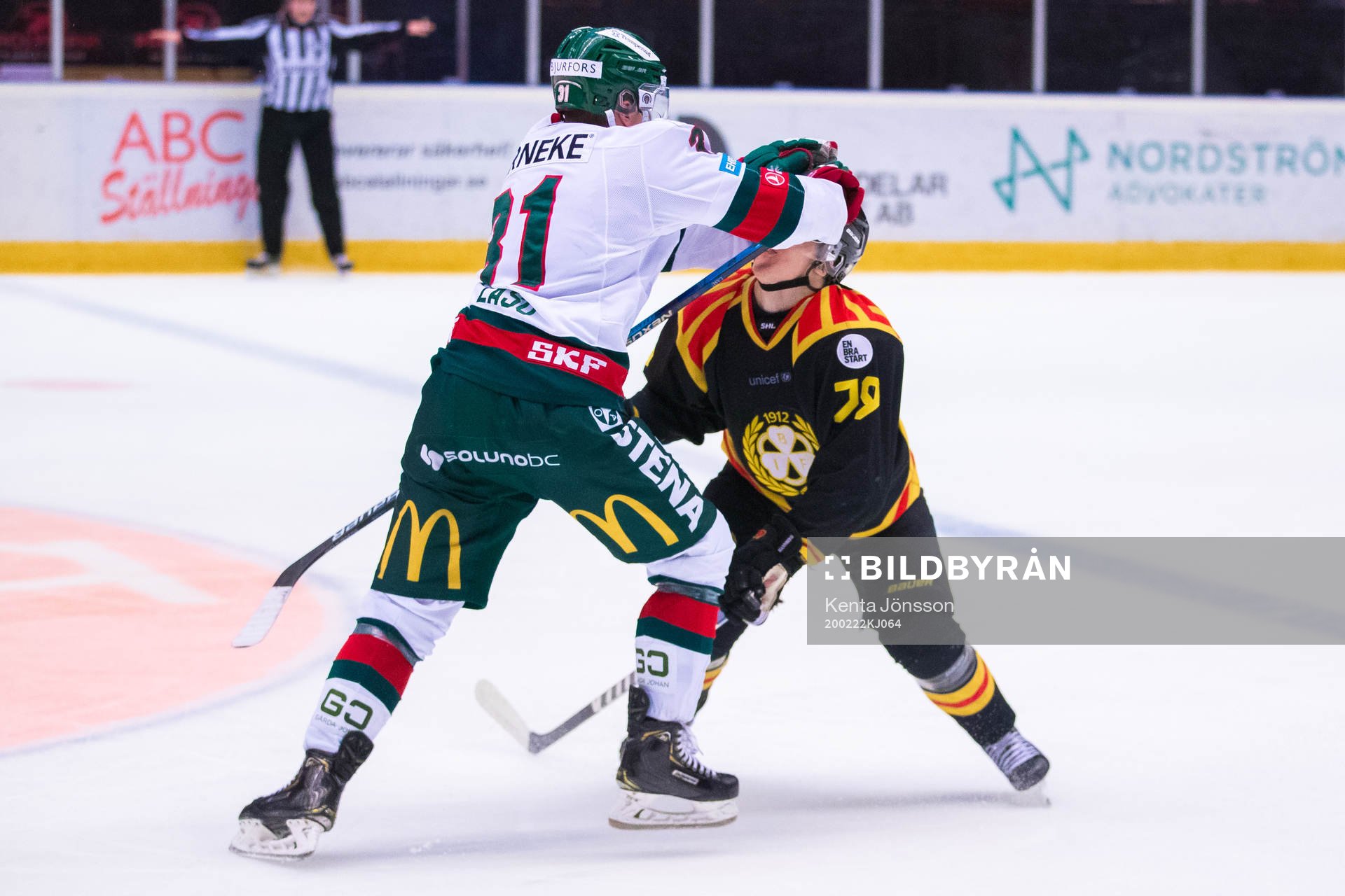 Frölundas Nicklas Lasu och Brynäs Daniel Mannberg i ett