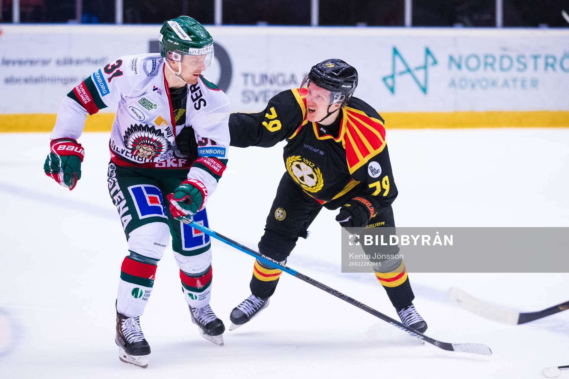 Frölundas Nicklas Lasu och Brynäs Daniel Mannberg i ett