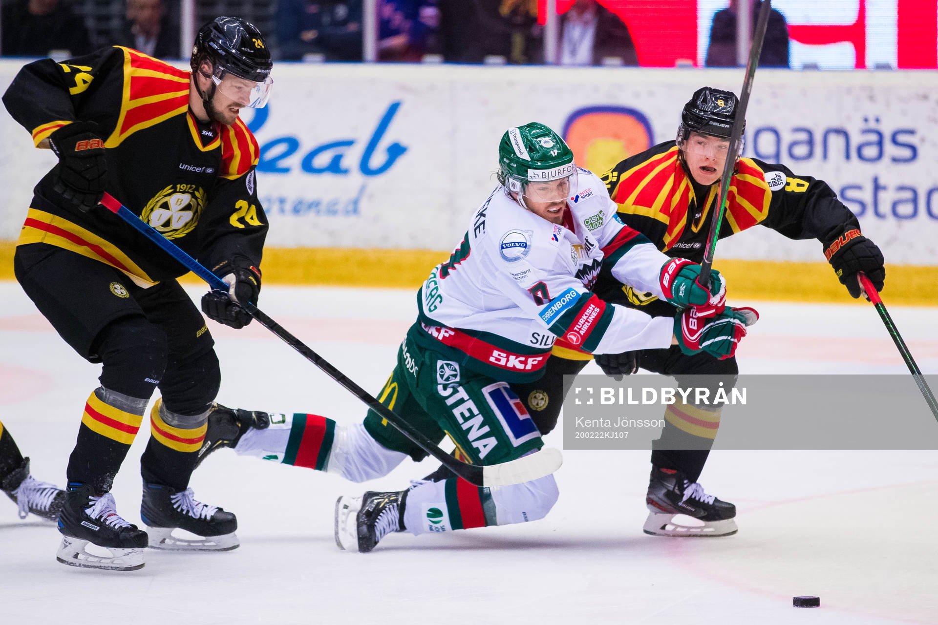 Brynäs Emil Molin och Victor Söderström i kamp om pucken