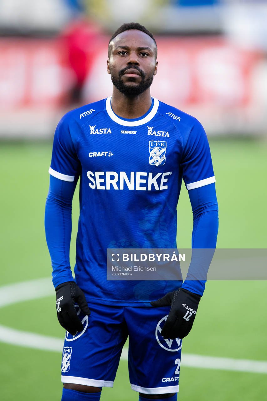 IFK Göteborgs Nzuzi Toko innan fotbollsmatchen i Svenska