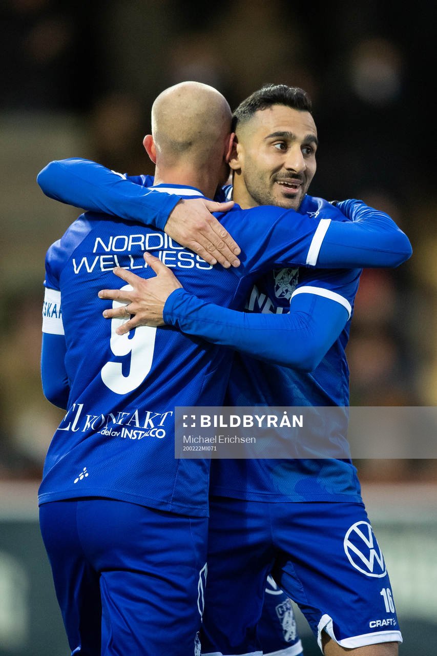 IFK Göteborgs Robin Söder jublar med Sargon Abraham efter 2-0 under fotbollsmatchen i Svenska Cupen mellan IFK Göteborg och Västerås den 22 februari 2020 i Göteborg.