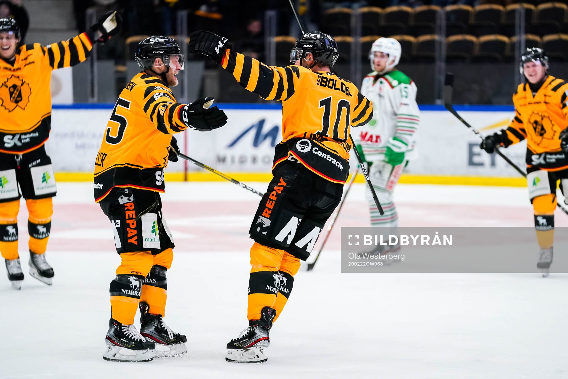 Skellefteås Joakim Lindström och Oscar Möller jublar