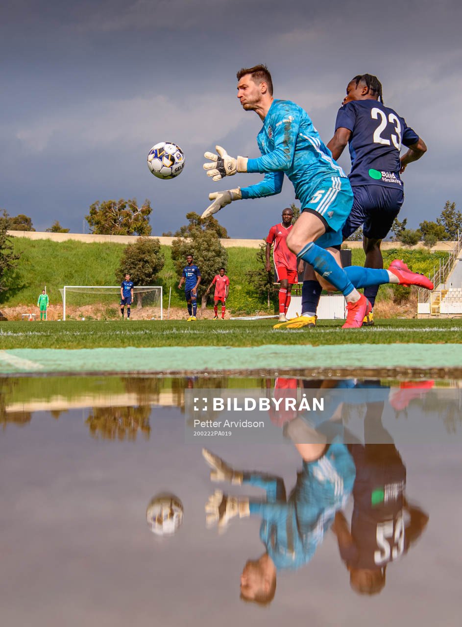 Helsingborgs Noel Mbo och Liepajas målvakt Rackevics under en träningsmatch i fotboll mellan Helsingborg och Liepaja den 22 februari 2020 i Larnaca.