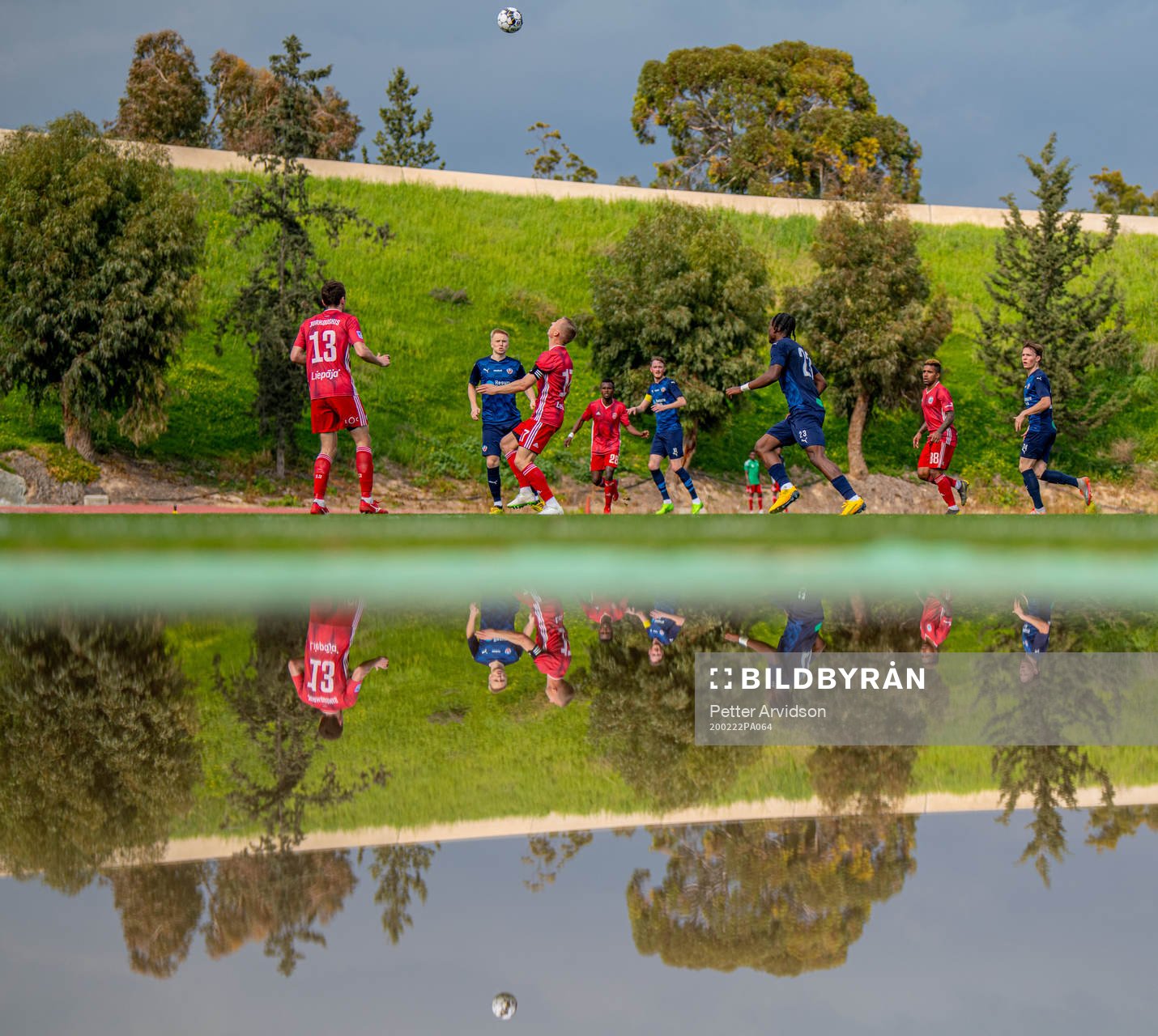Reflektioner i en vattenpöl under en träningsmatch i fotboll mellan Helsingborg och Liepaja den 22 februari 2020 i Larnaca.