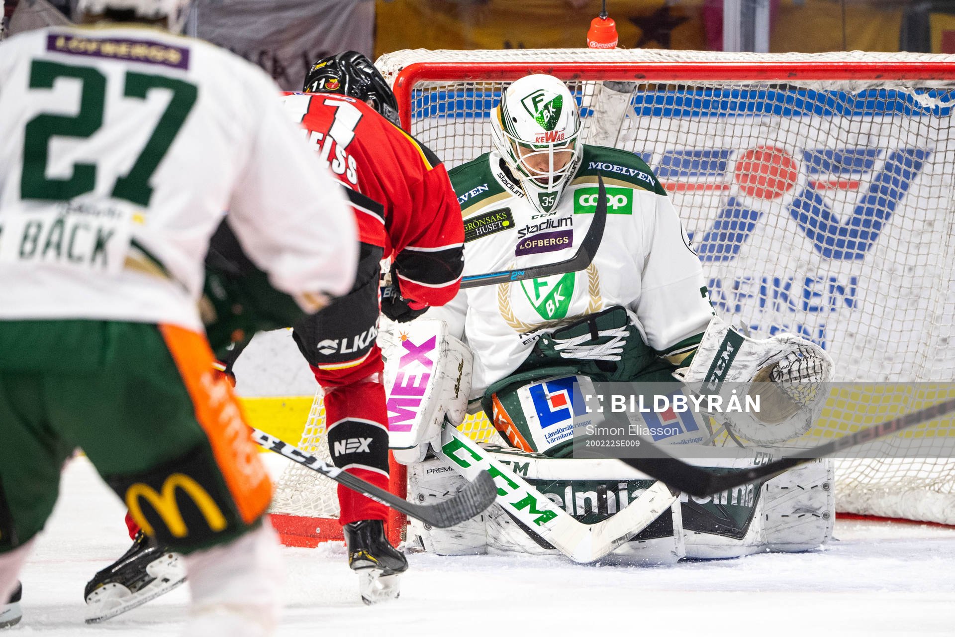 Luleås Petter Emanuelsson och Färjestads målvakt Markus
