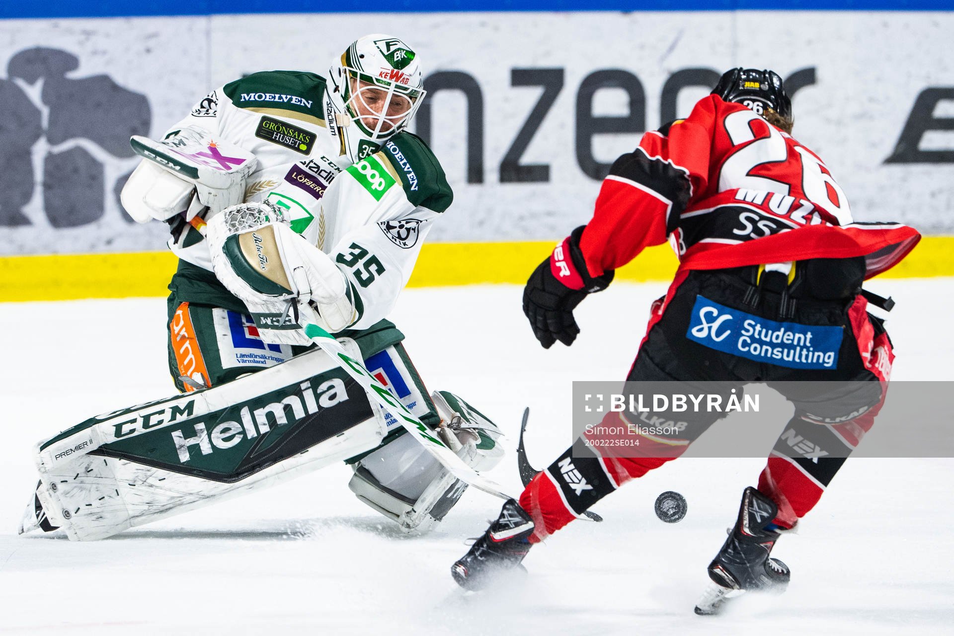 Färjestads målvakt Markus Svensson och Luleås Radek Muzik