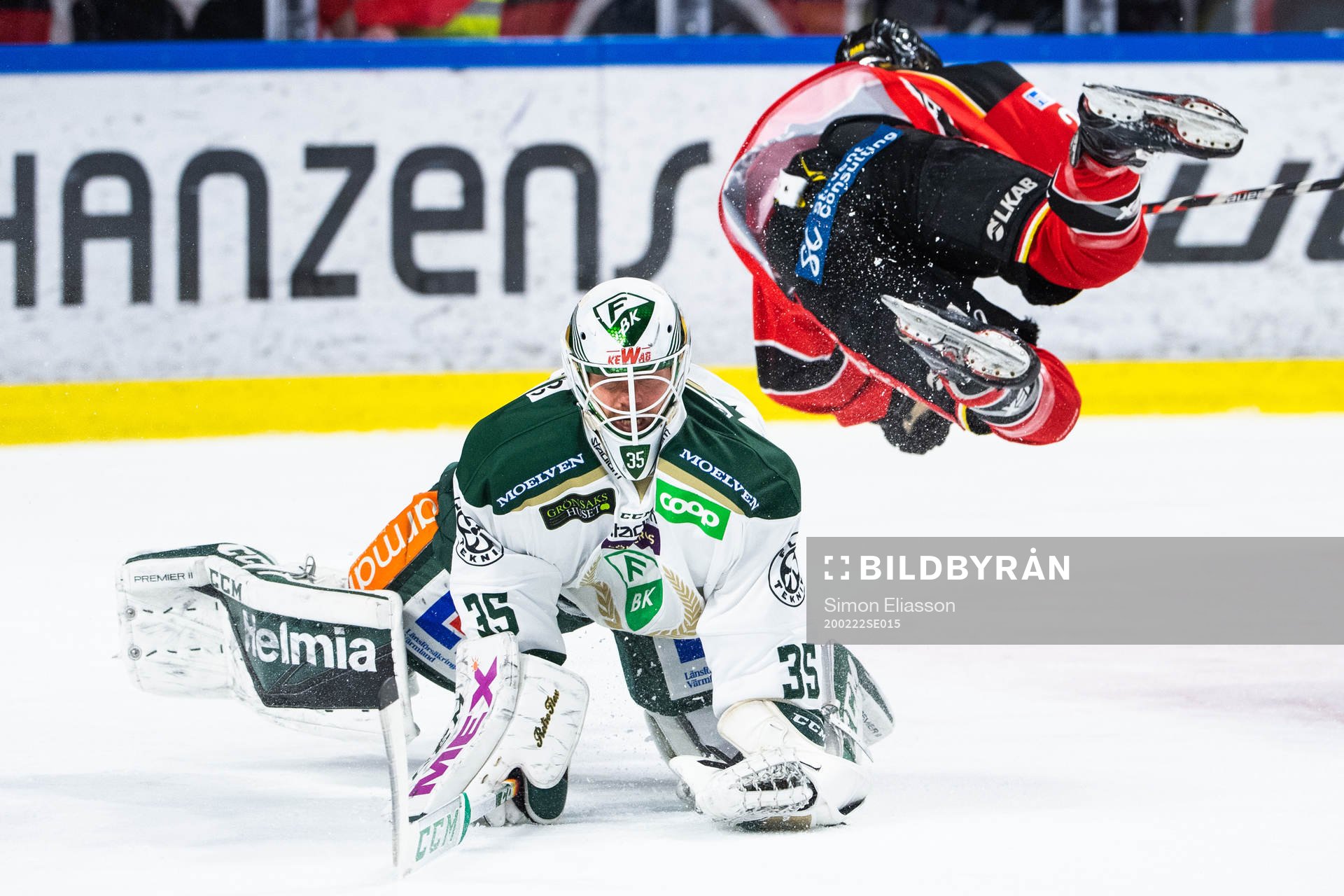 Färjestads målvakt Markus Svensson och Luleås Radek Muzik