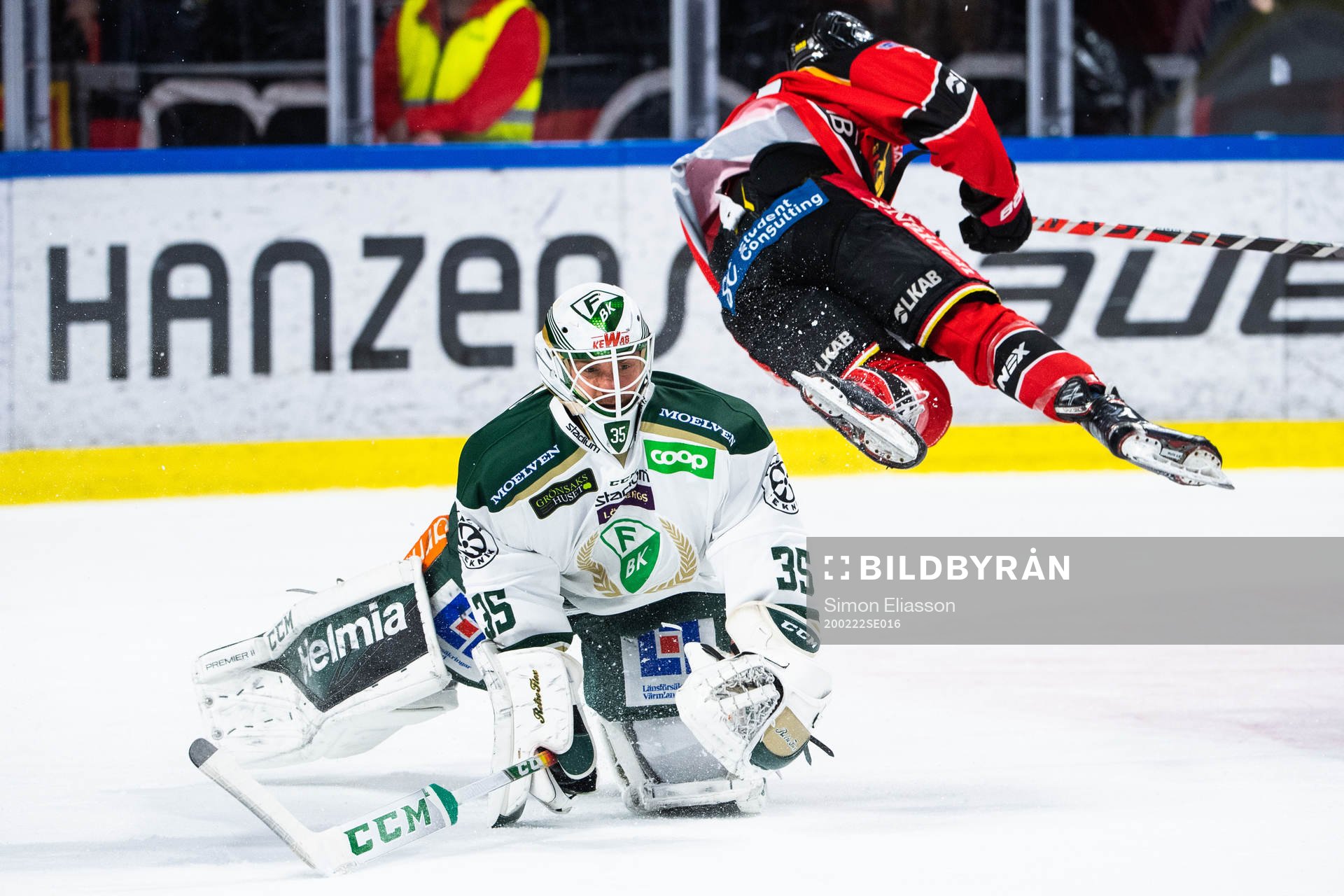 Färjestads målvakt Markus Svensson och Luleås Radek Muzik