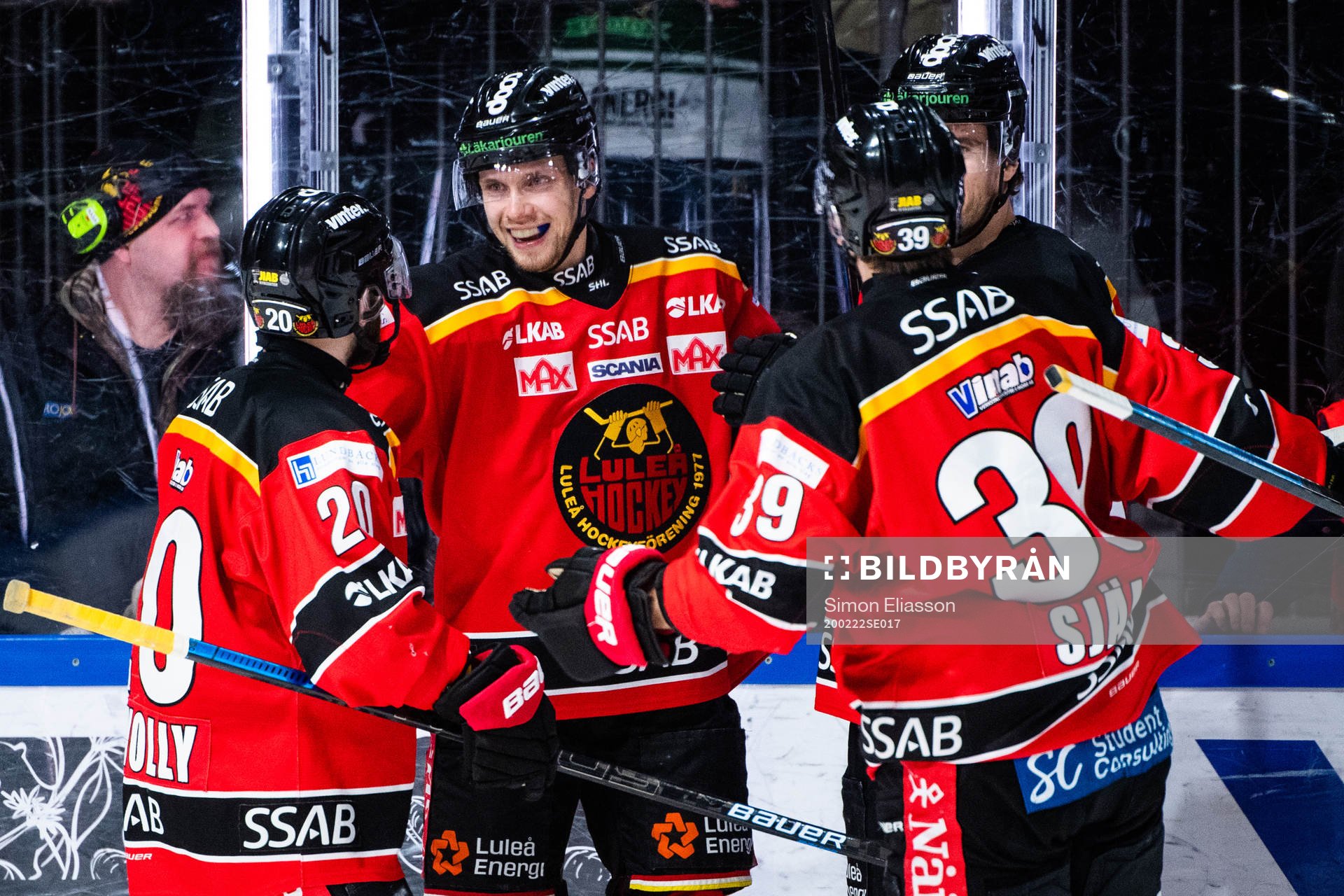 Luleås Petter Emanuelsson jublar med lagkamrater