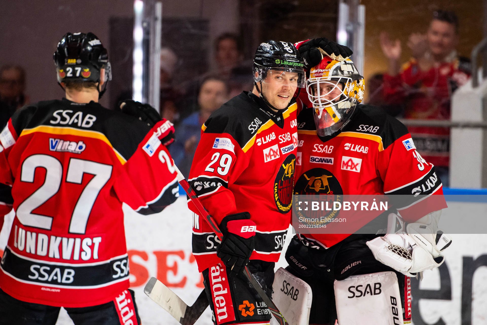 Luleås Erik Gustafsson och målvakt Joel Lassinantti jublar