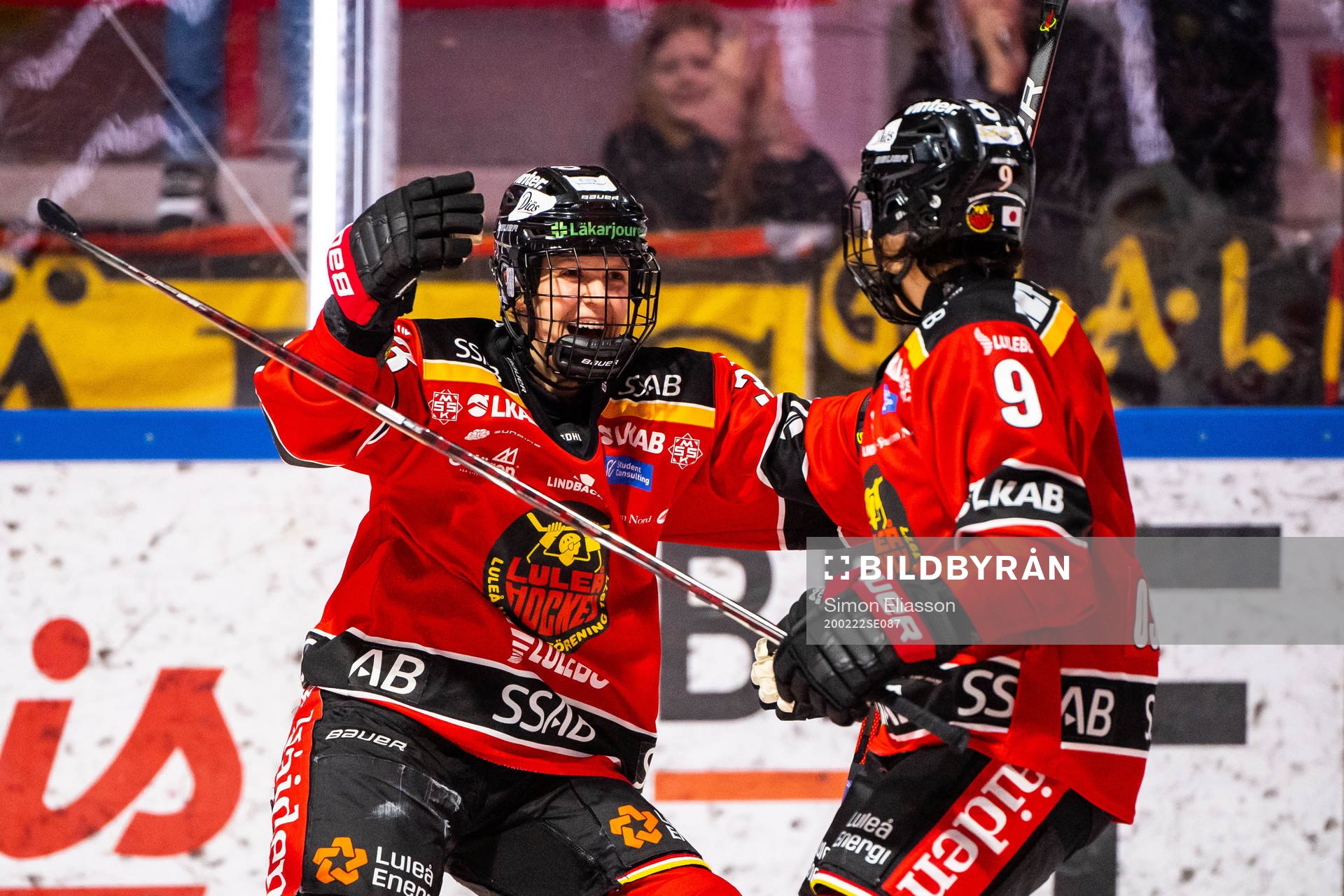 Luleås Michelle Karvinen och Mikael Frycklund jublar