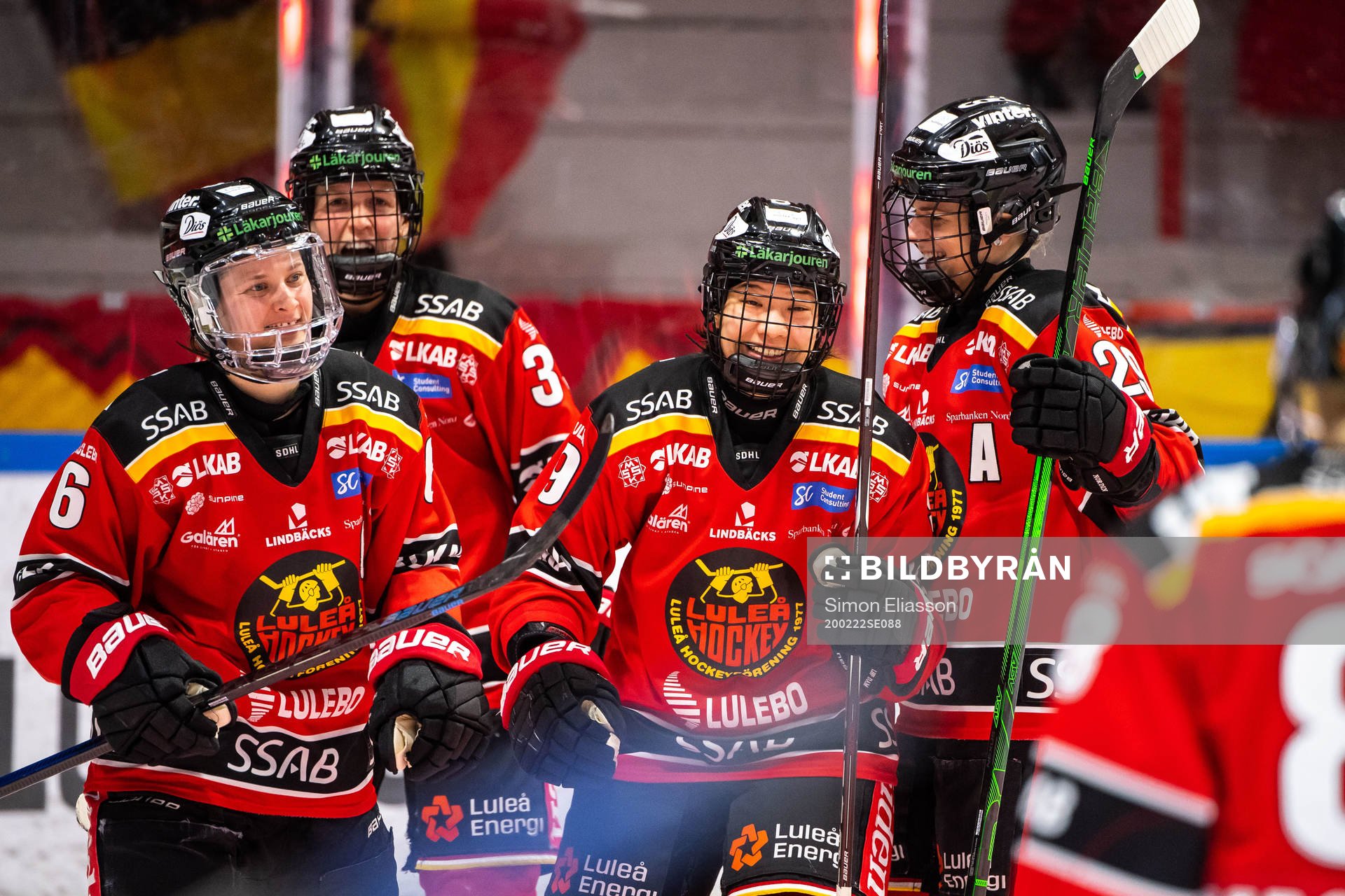 Luleås Chiho Osawa jublar med lagkamrater