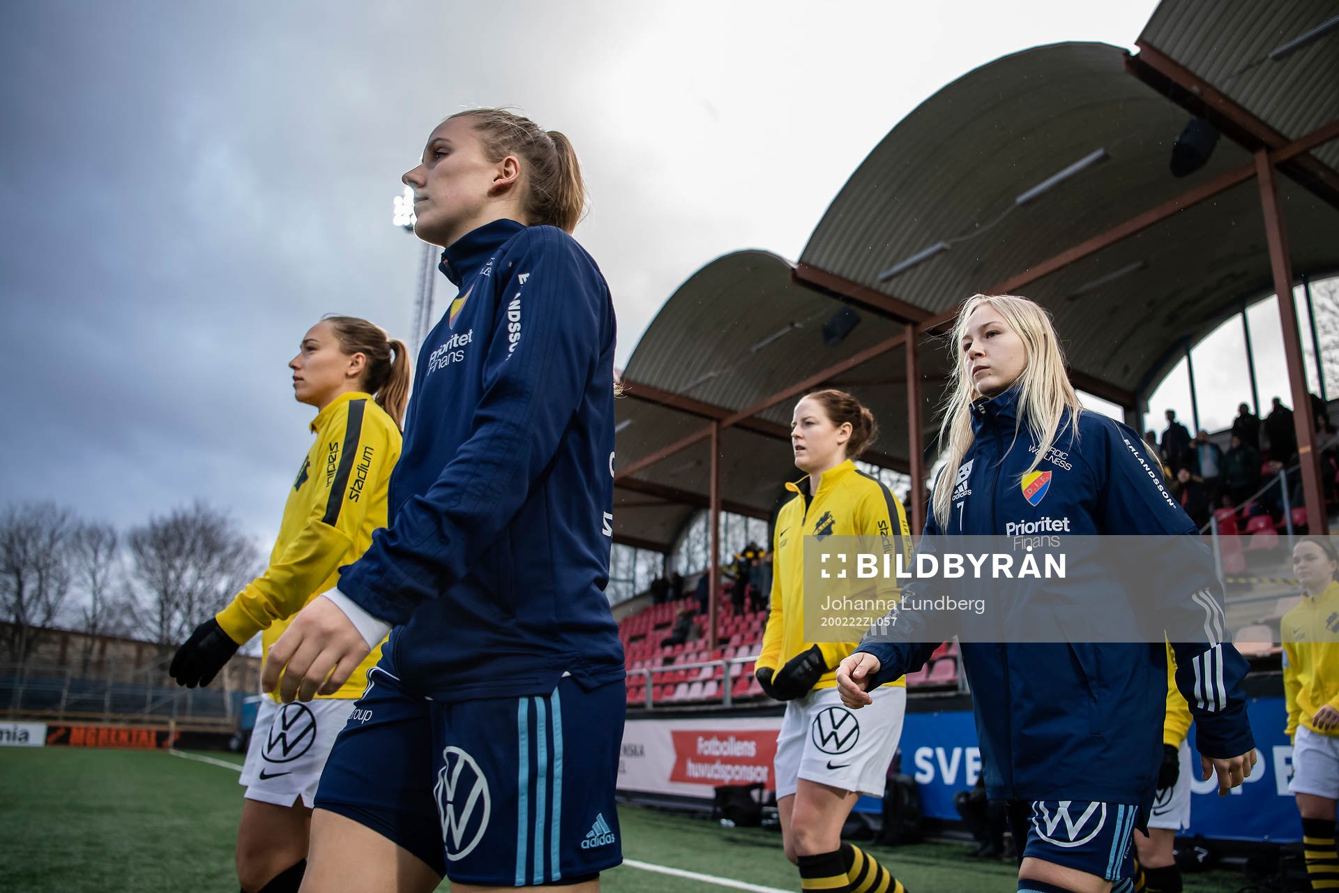 Djurgårdens Gudrun Arnadottir och Maria Hovmark under fotbollsmatchen i Svenska Cupen mellan AIK och Djurgården den 22 februari 2020 i Stockholm.