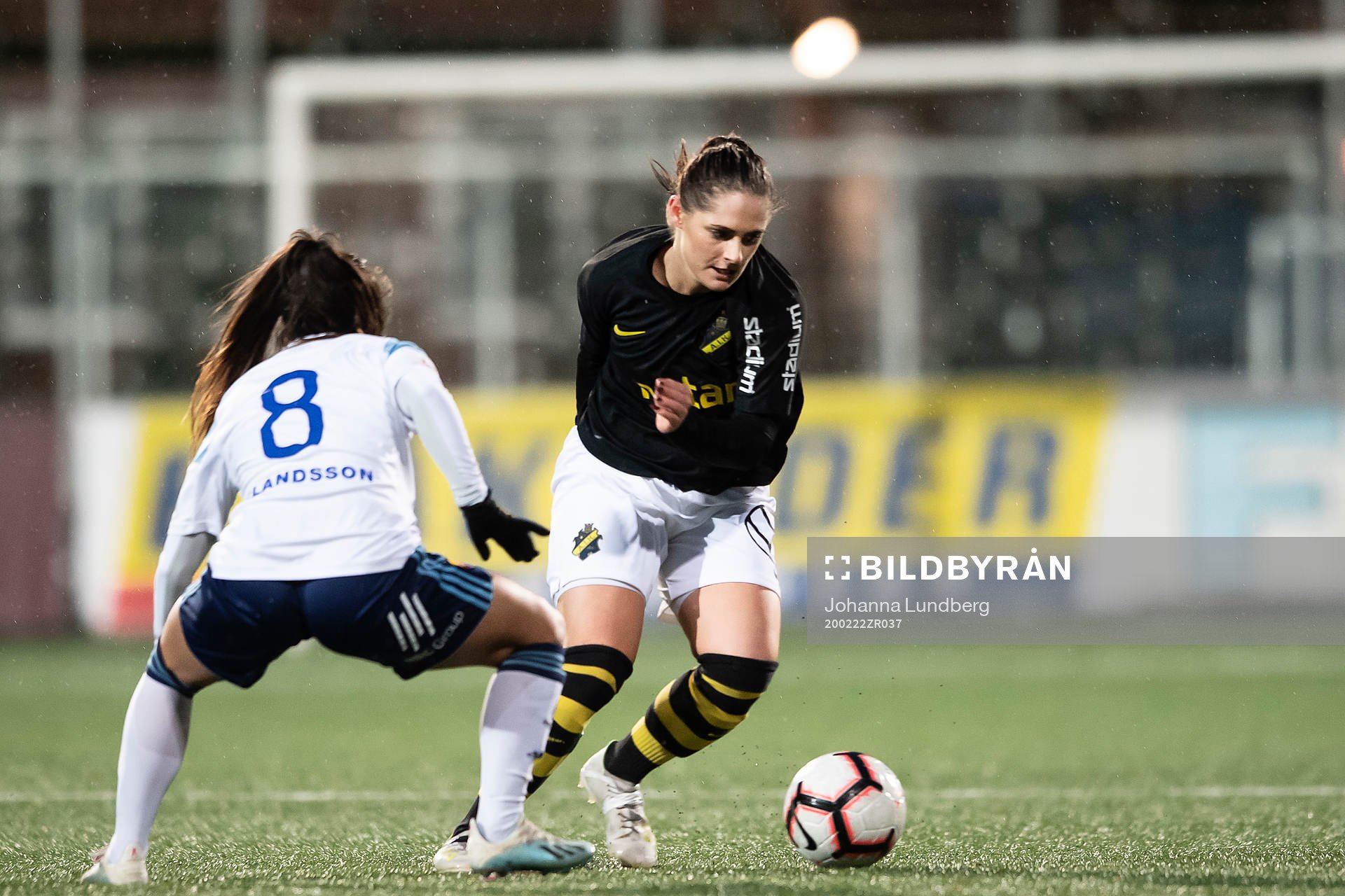 Djurgårdens Malin Diaz Pettersson och AIK:s Linda Hallin under fotbollsmatchen i Svenska Cupen mellan AIK och Djurgården den 22 februari 2020 i Stockholm.