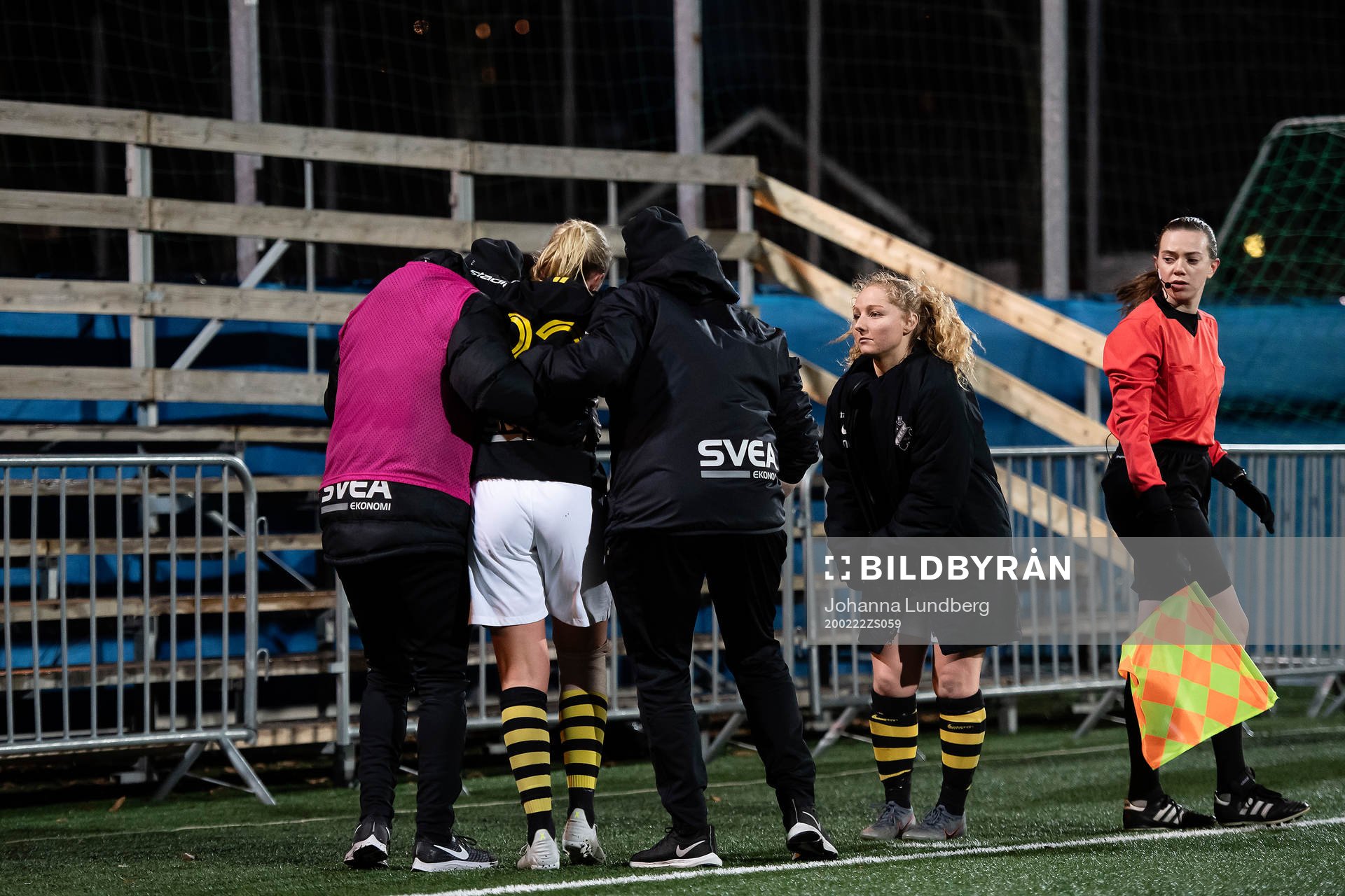 s Alice Durfors lämnar planen skadad