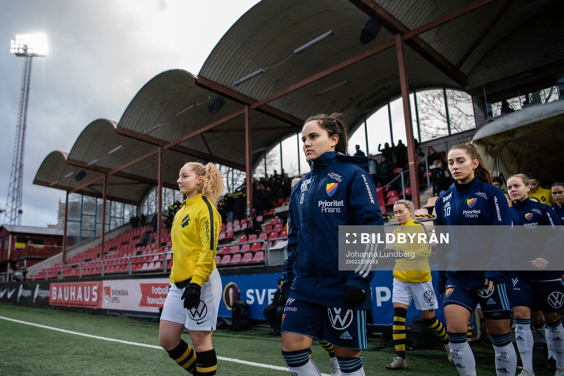 Djurgårdens Malin Diaz Pettersson och Tilde Lindwall inför fotbollsmatchen i Svenska Cupen mellan AIK och Djurgården den 22 februari 2020 i Stockholm.