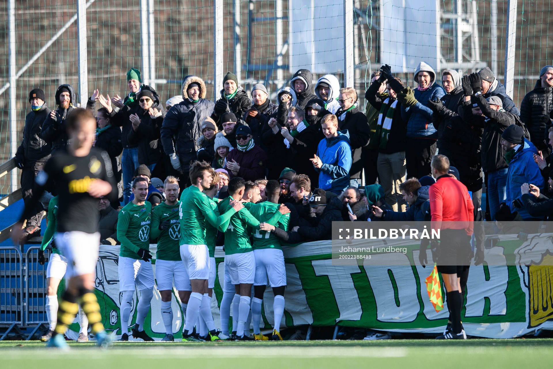 Jönköpings Dzenis Kozica jublar med lagkamrater