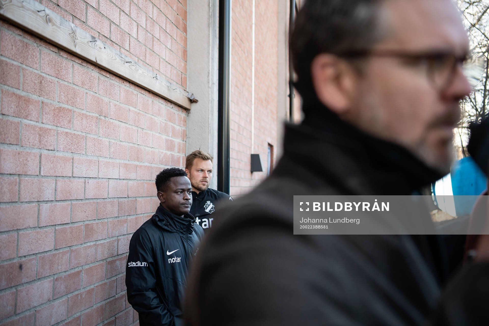 s Erick Otieno och Sebastian Larsson deppar bakom tränare