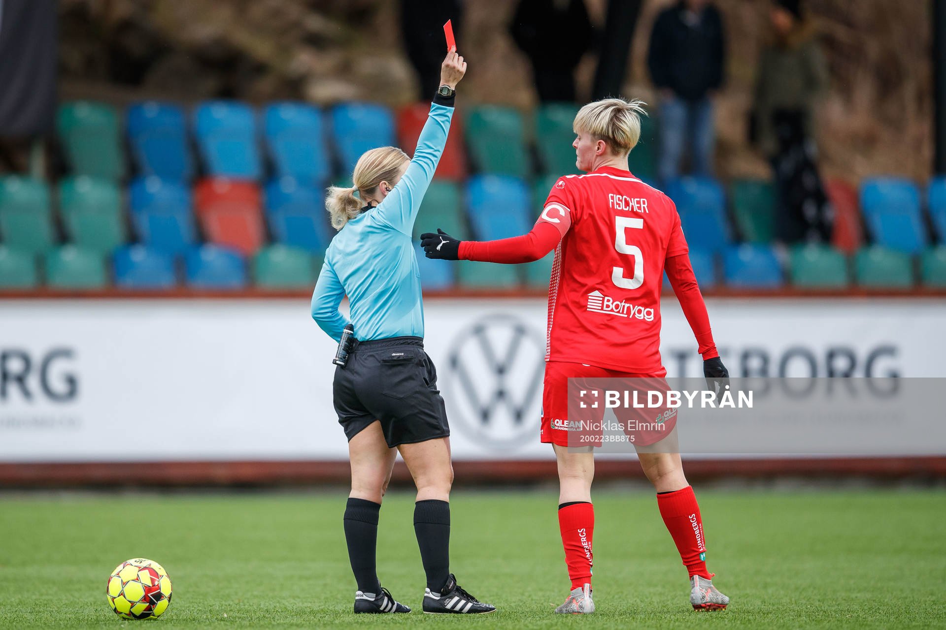 Linköpings Nilla Fischer tilldelas ett rött kort