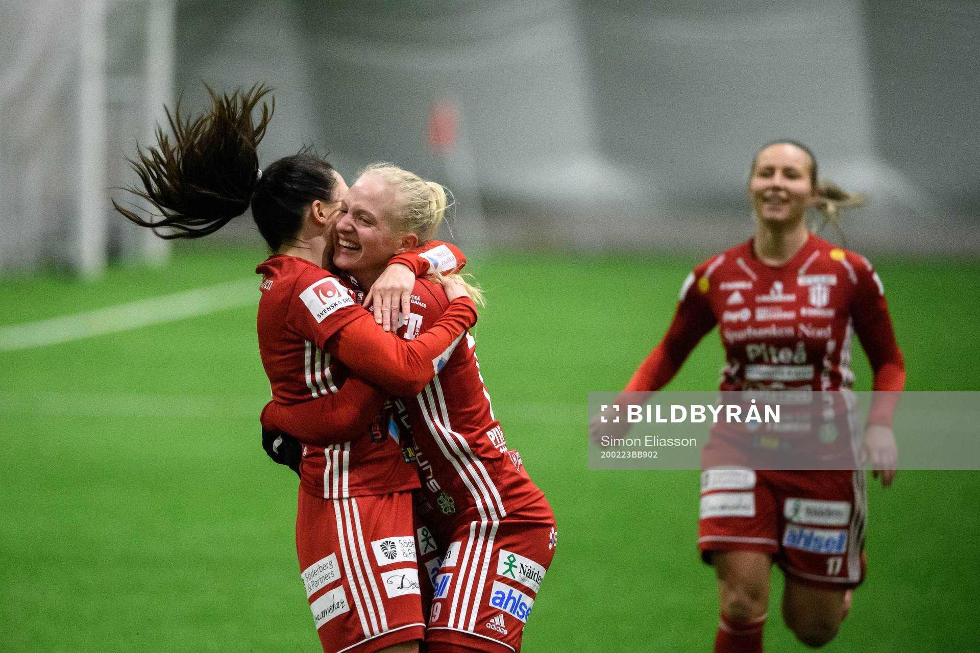 Piteås Josefin Johansson och Astrid Larsson  jublar