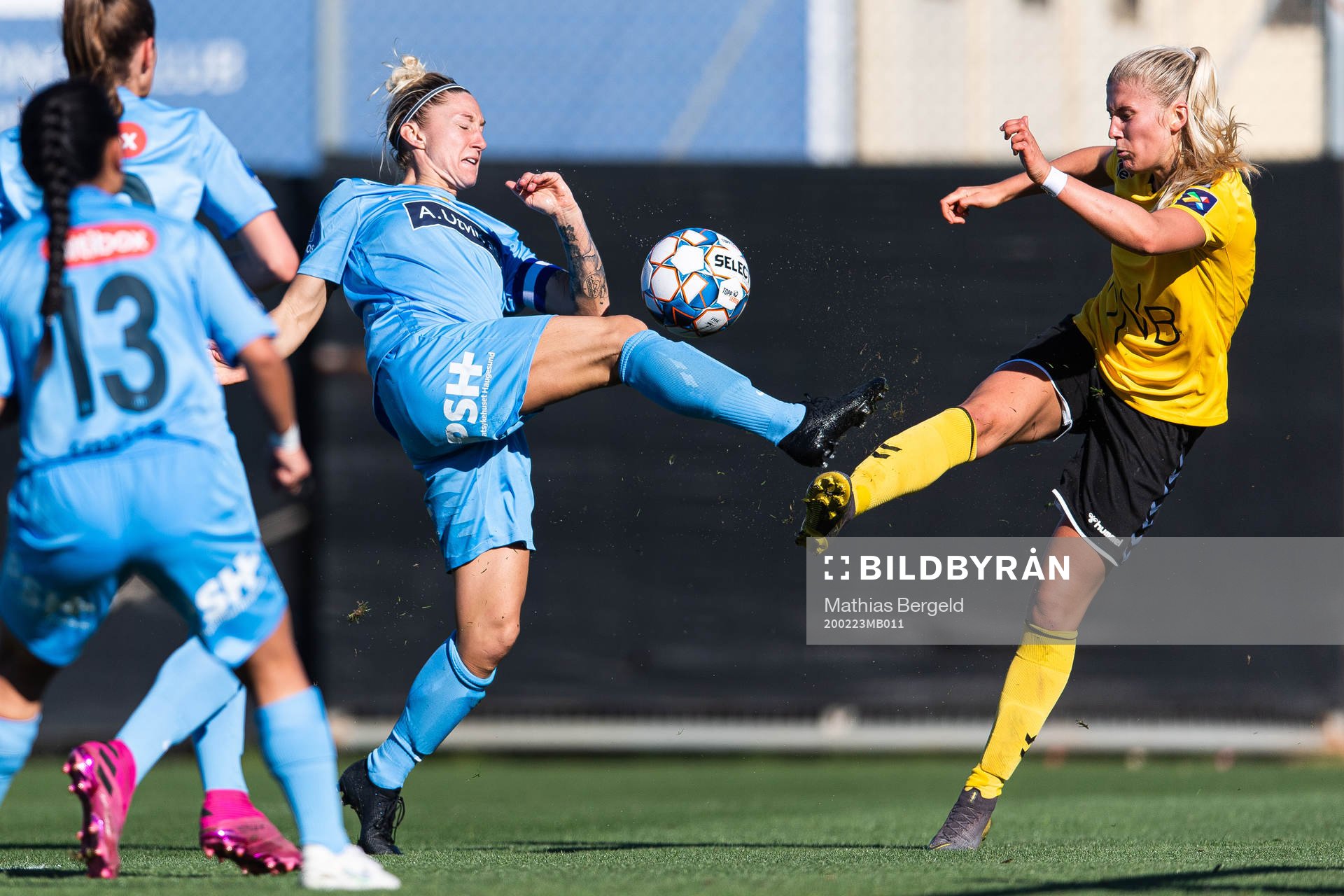 Robyn Decker of Avaldsnes and Emilie Nautnes of LSK Kvinner