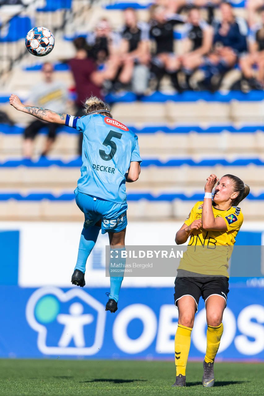 Robyn Decker of Avaldsnes and Emilie Nautnes of LSK Kvinner