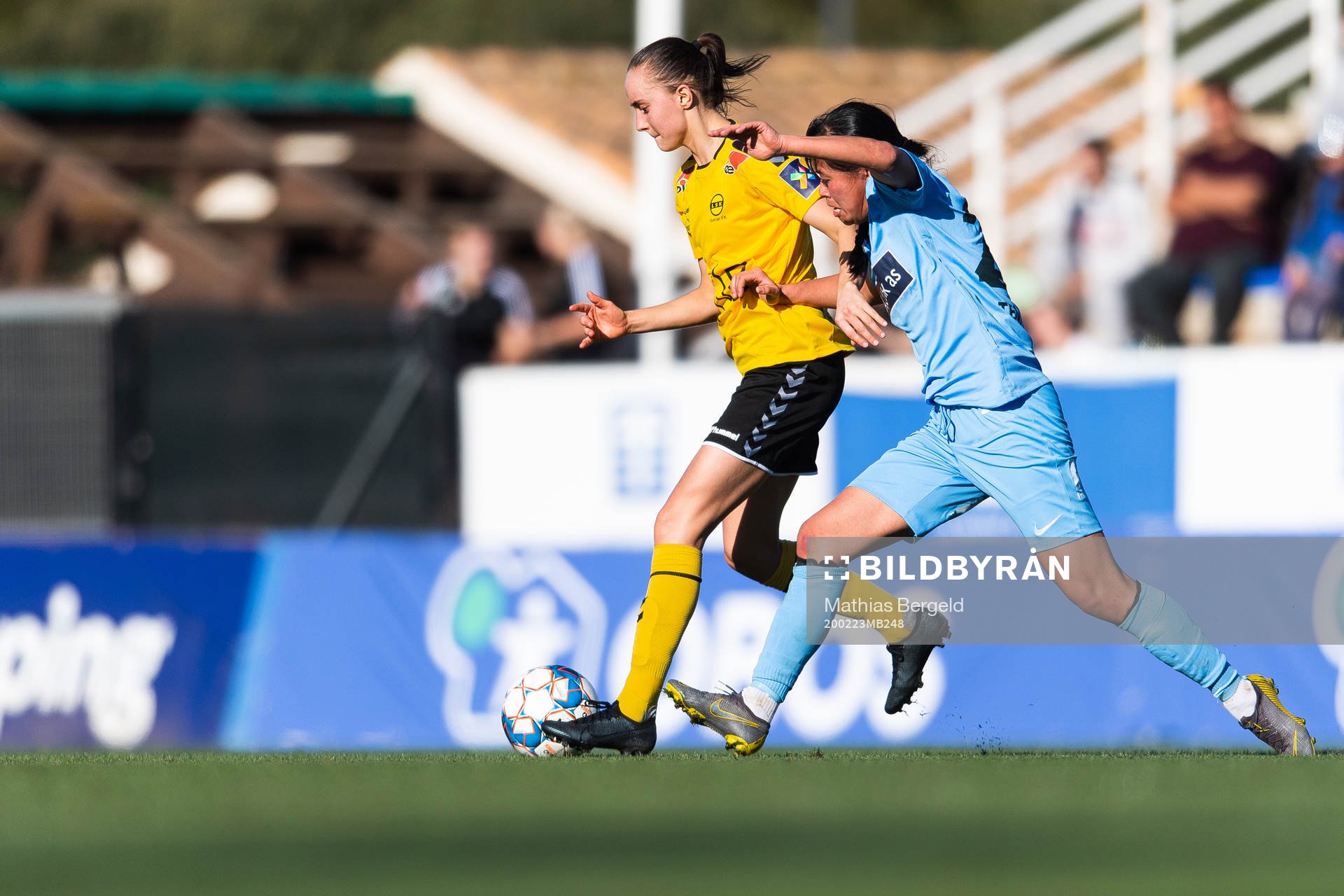Andrea Wilmann of LSK Kvinner and Ylinn Tennebø of