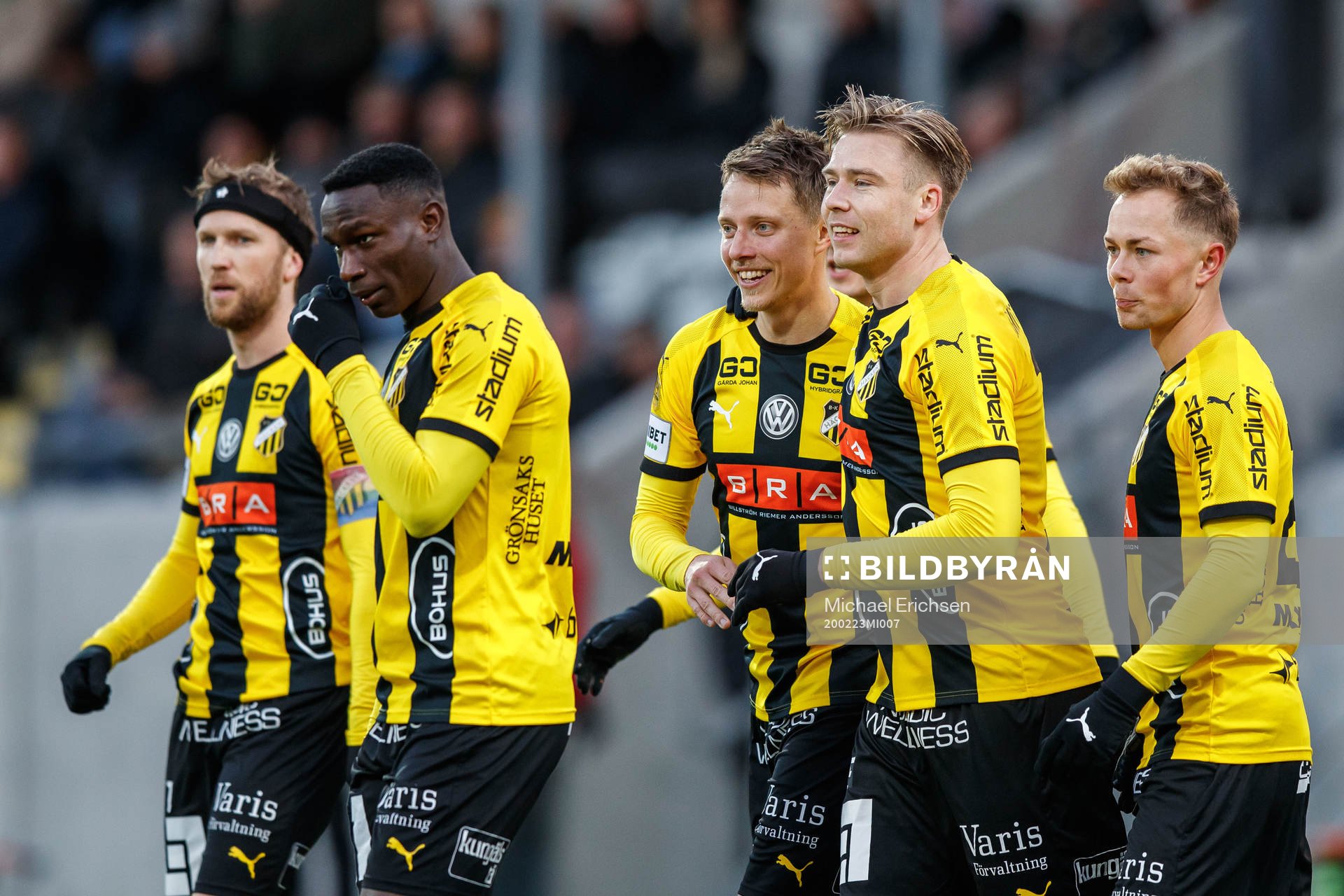 Häckens Viktor Lundberg jublar med lagkamrater