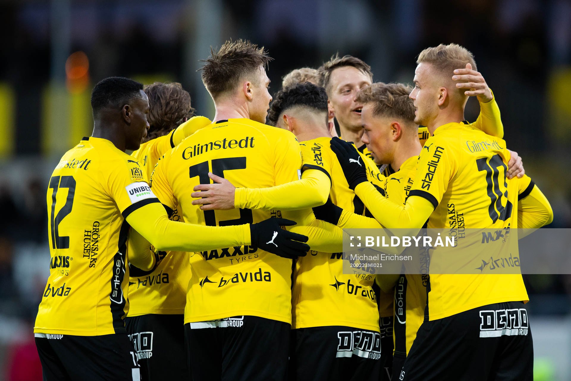 Häckens Daleho Irandust jublar ihop med lagkamrater
