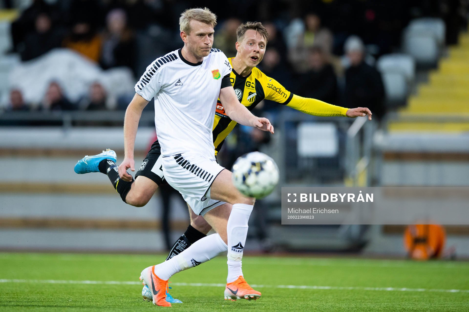 Häckens Viktor Lundberg skjuter ett skott förbi Gais Carl