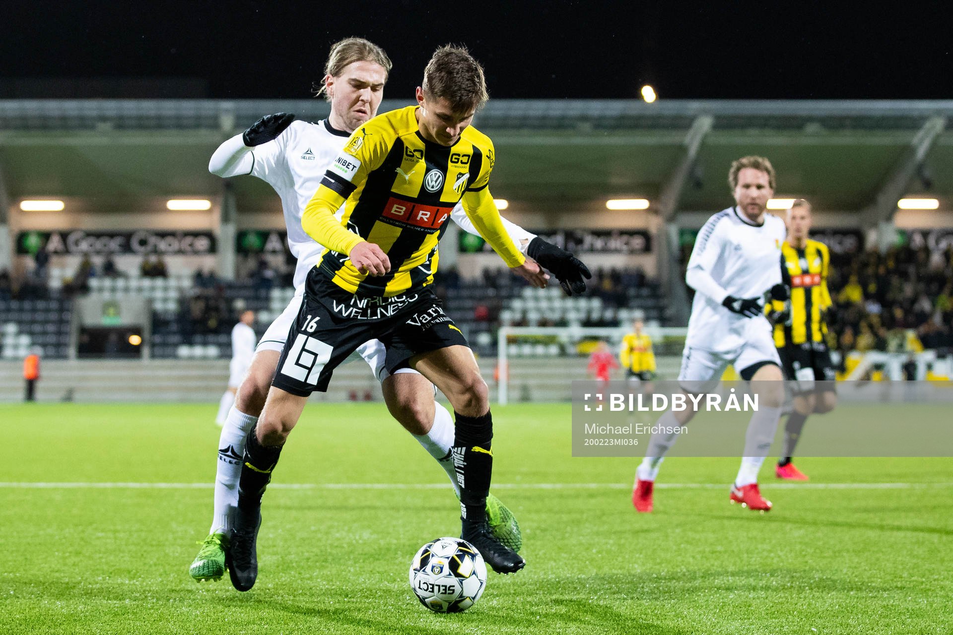 Gais Charlie Weberg i kamp med Häckens Leo Bengtsson under fotbollsmatchen i Svenska Cupen mellan Häcken och Gais den 23 februari 2020 i Göteborg.
