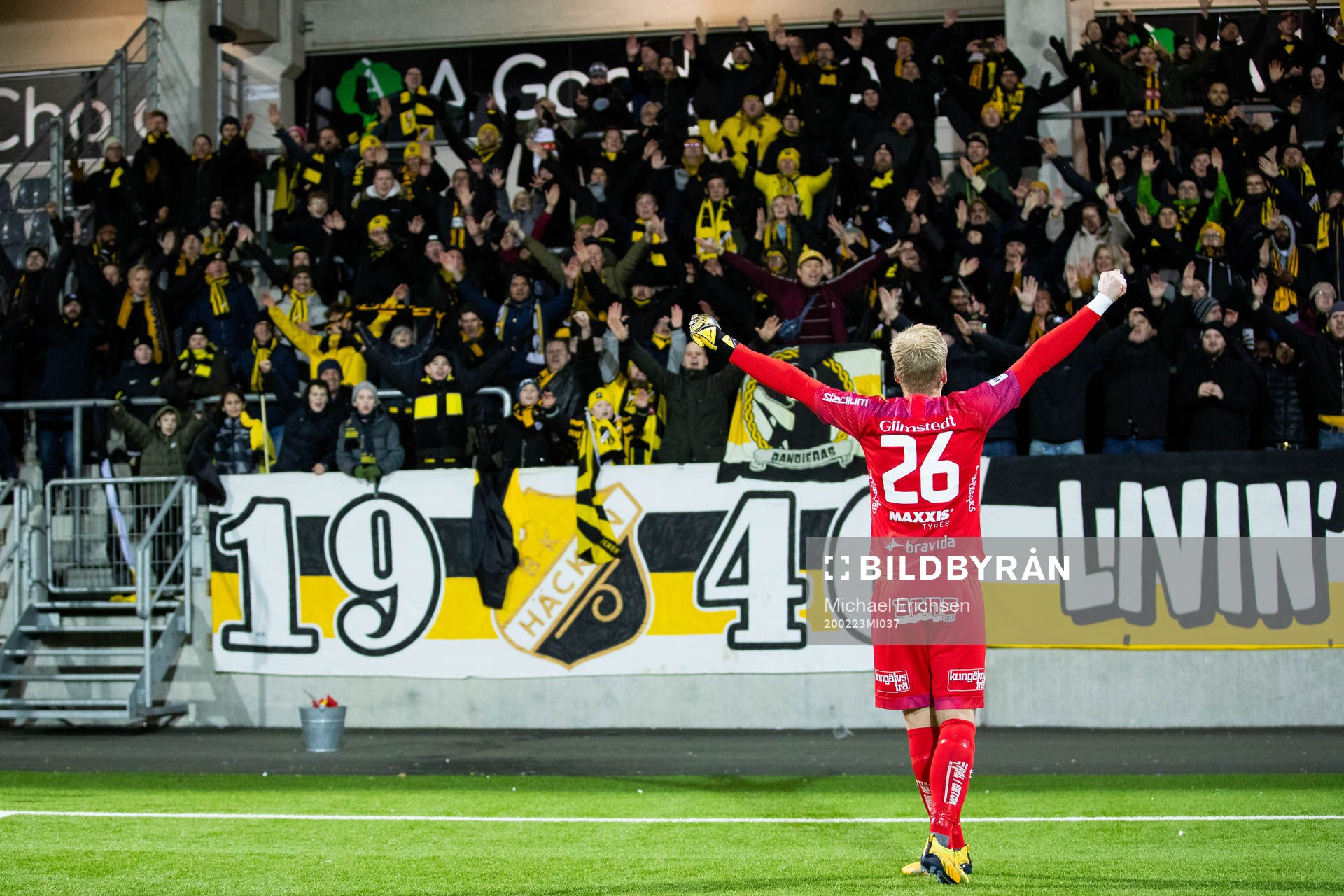 Häckens målvakt Peter Abrahamsson jublar framför klacken efter fotbollsmatchen i Svenska Cupen mellan Häcken och Gais den 23 februari 2020 i Göteborg.