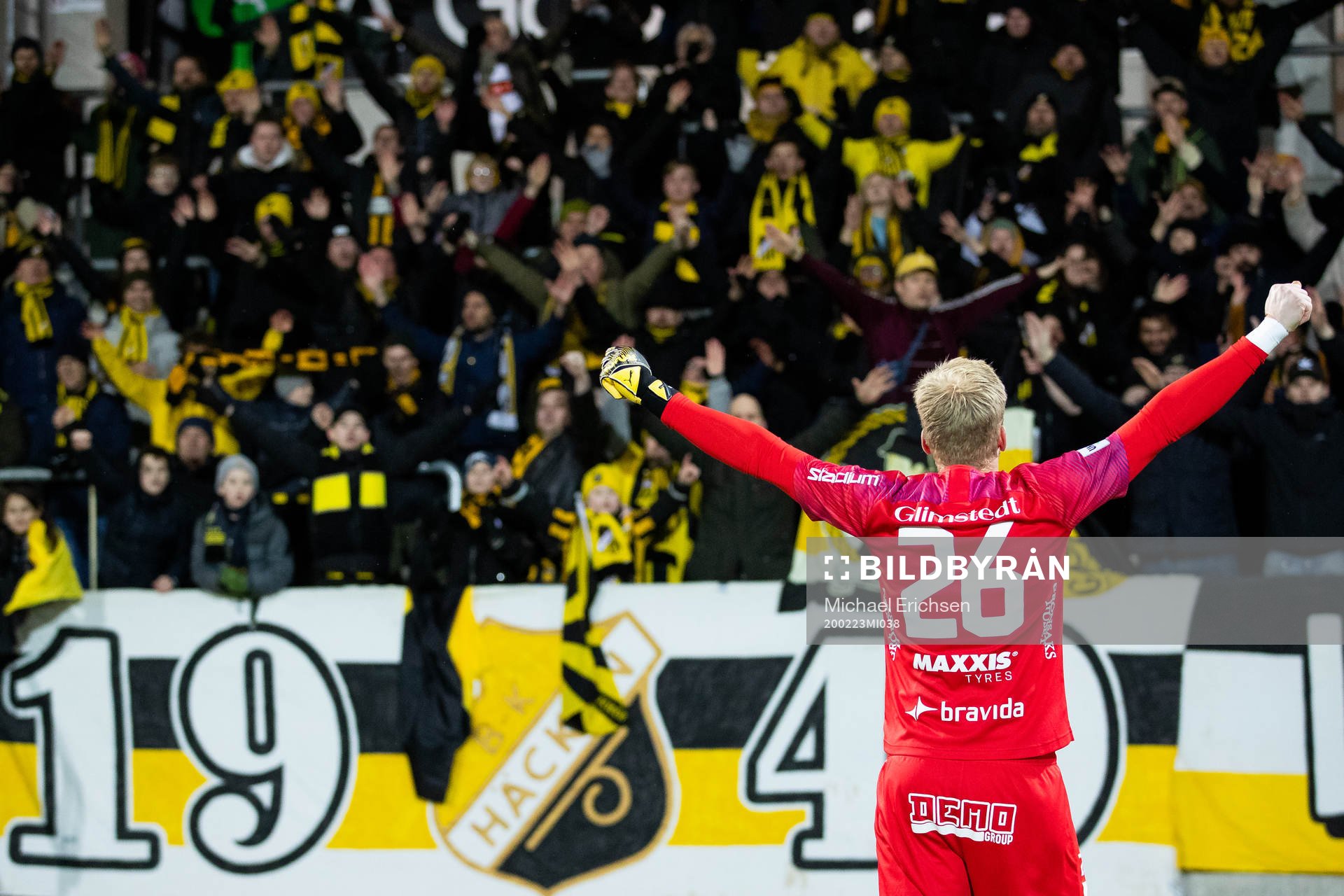 Häckens målvakt Peter Abrahamsson jublar framför klacken